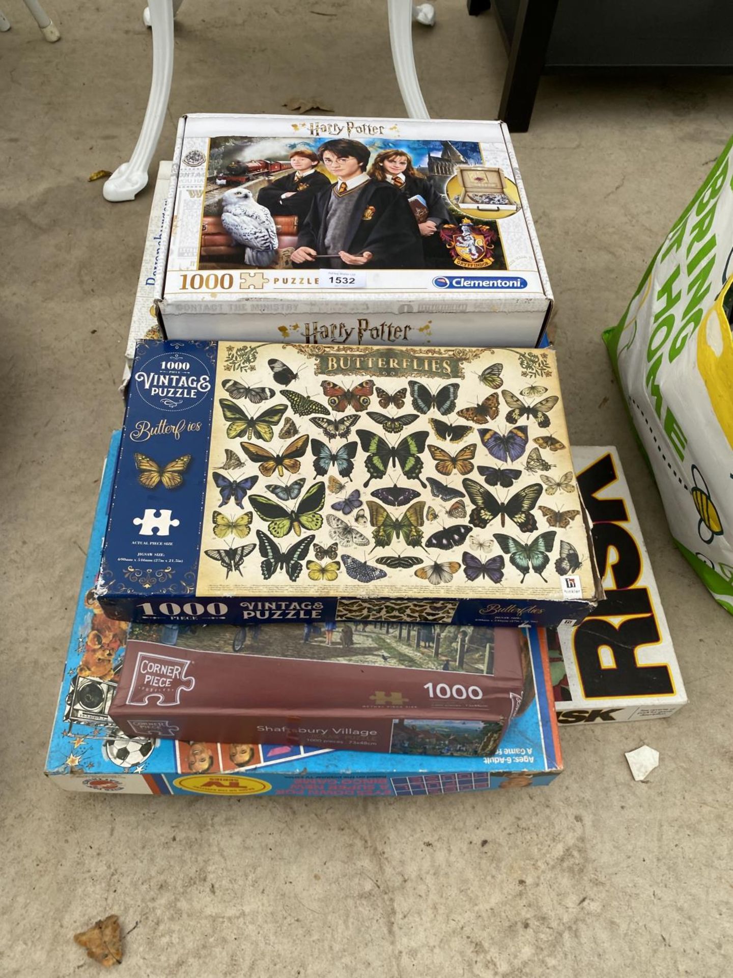 AN ASSORTMENT OF BOARD GAMES AND JIGSAW PUZZLES