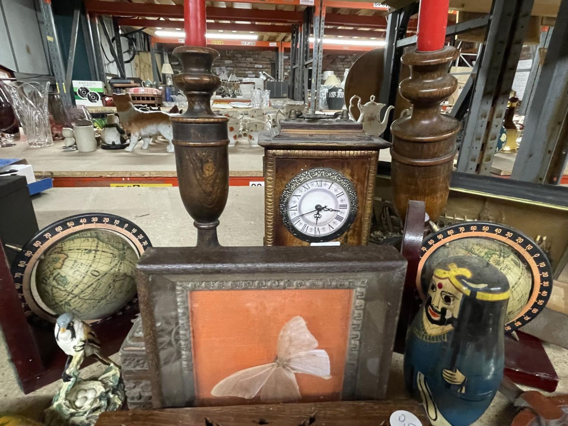 A WOODEN MANTLE CLOCK TOGETHER WITH VARIOUS TREEN WARE TO INCLUDE CANDLESTICKS, A RUSSIAN DOLL, - Image 5 of 8