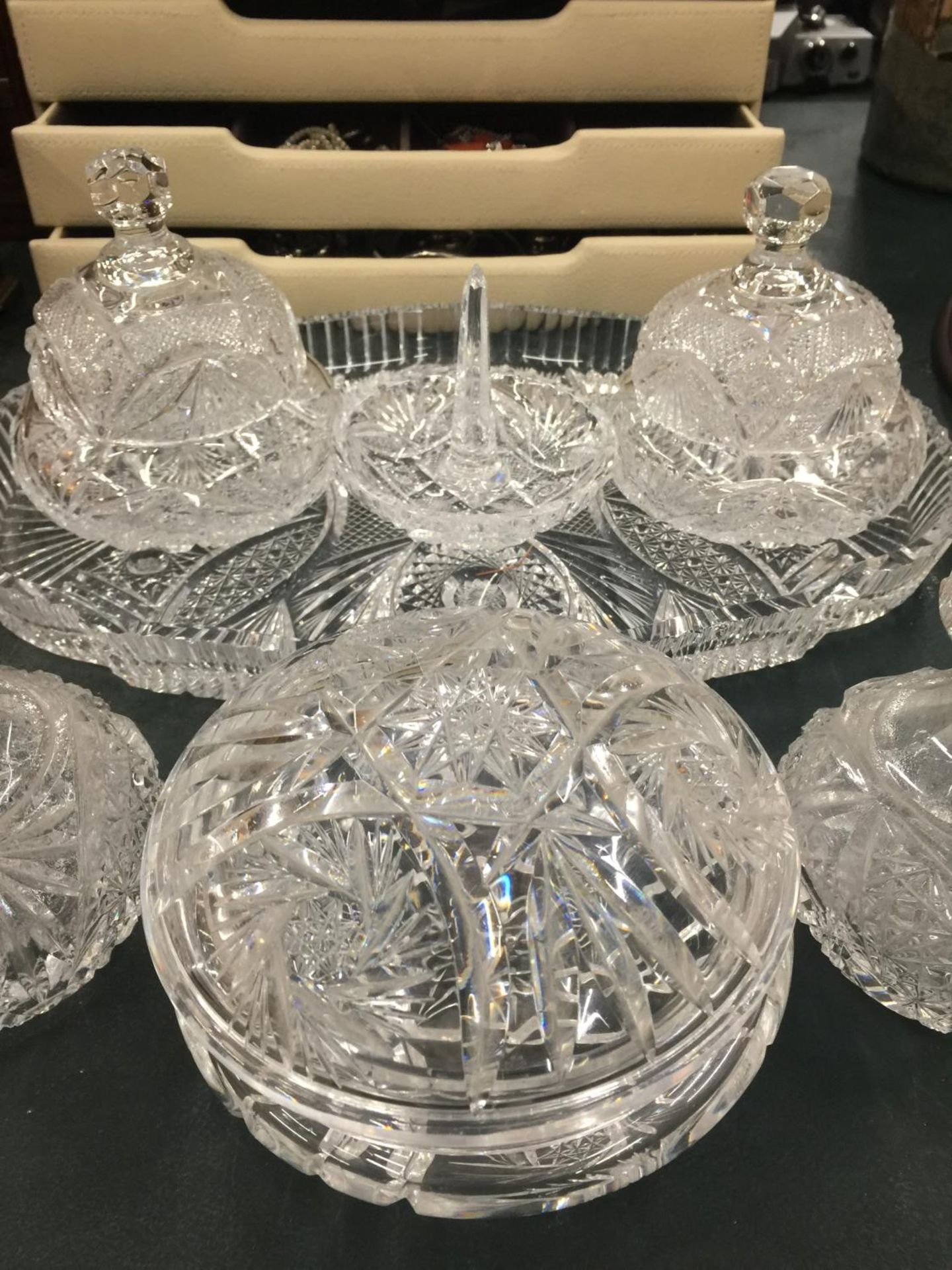 SEVEN ITEMS OF CUT GLASS DRESSING TABLES ITEMS TO INCLUDE A TRAY, RING HOLDERS, PERFUME BOTTLES ETC - Image 2 of 4