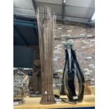 A TALL 'RUSH' TABLE LAMP PLUS A LARGE BLACK AND CLEAR GLASS VASE HEIGHT 50CM