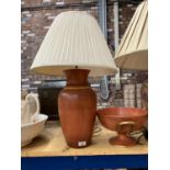A LARGE TABLE LAMP IN A BURNT ORANGE COLOUR WITH SHADE HEIGHT 52CM AND MATCHING PESDESTAL BOWL