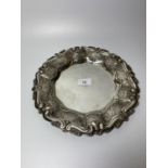 A CONTINENTAL SILVER TRAY MARKED 800, 27CM DIAMETER