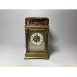 A SMALL ANTIQUE FRENCH BRASS CASED CARRIAGE CLOCK WITH CORINTHIAN COLUMN SUPPORTS AND CICRCULAR
