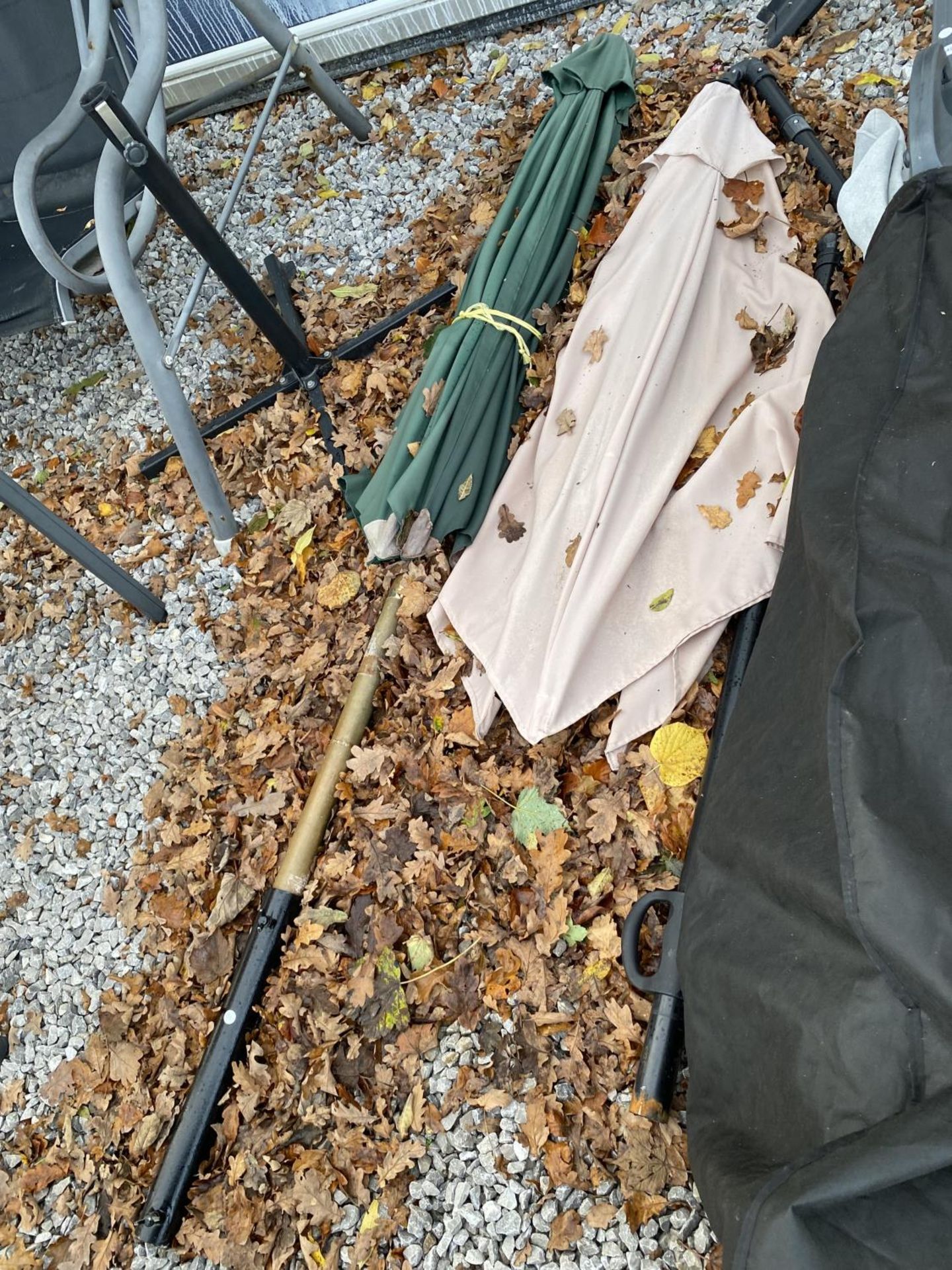 A LARGE ASSORTMENT OF GARDEN PARASOLS - Image 3 of 4