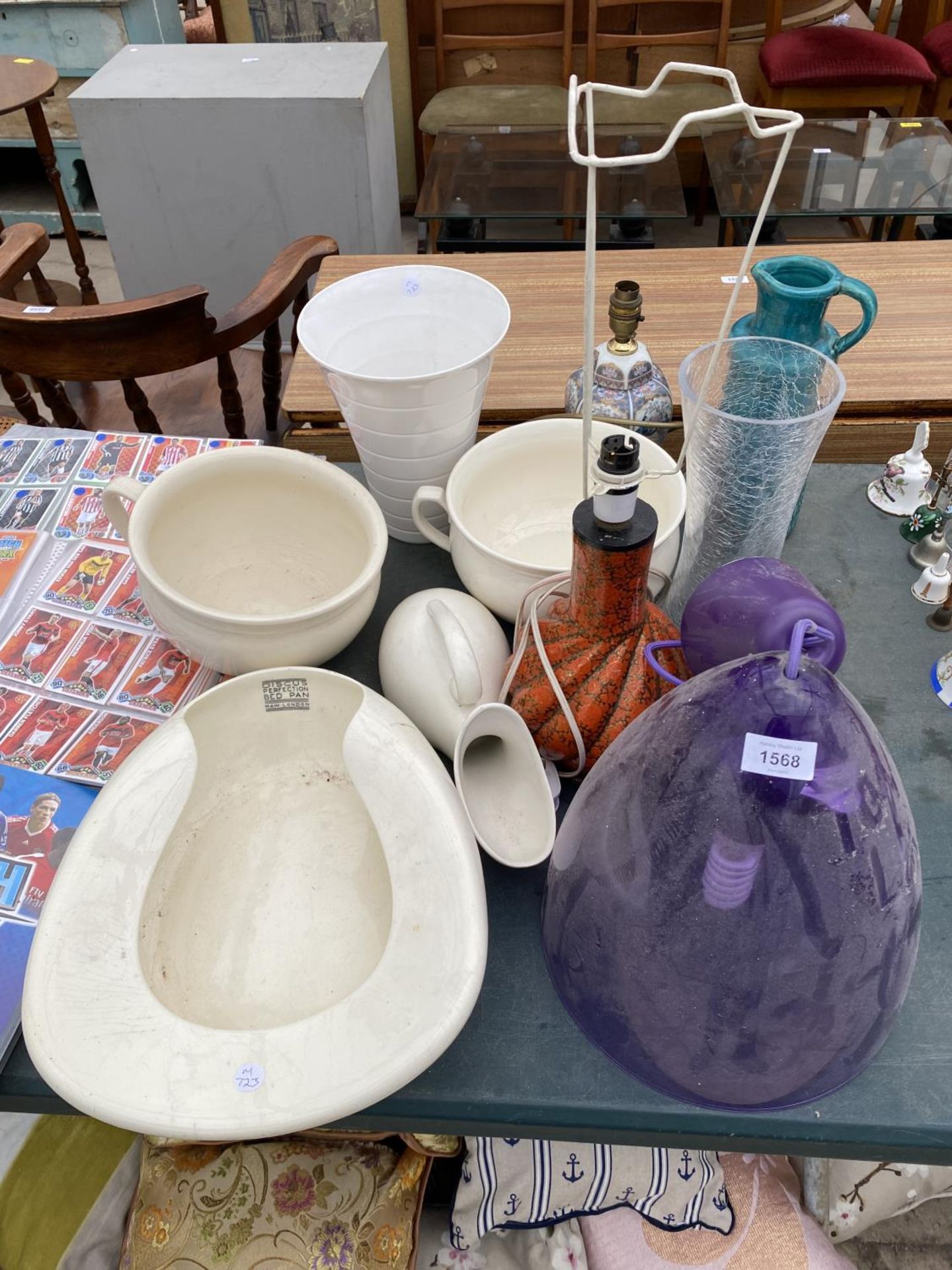 AN ASSORTMENT OF ITEMS TO INCLUDE A VASE, A LAMP AND A BED PAN ETC