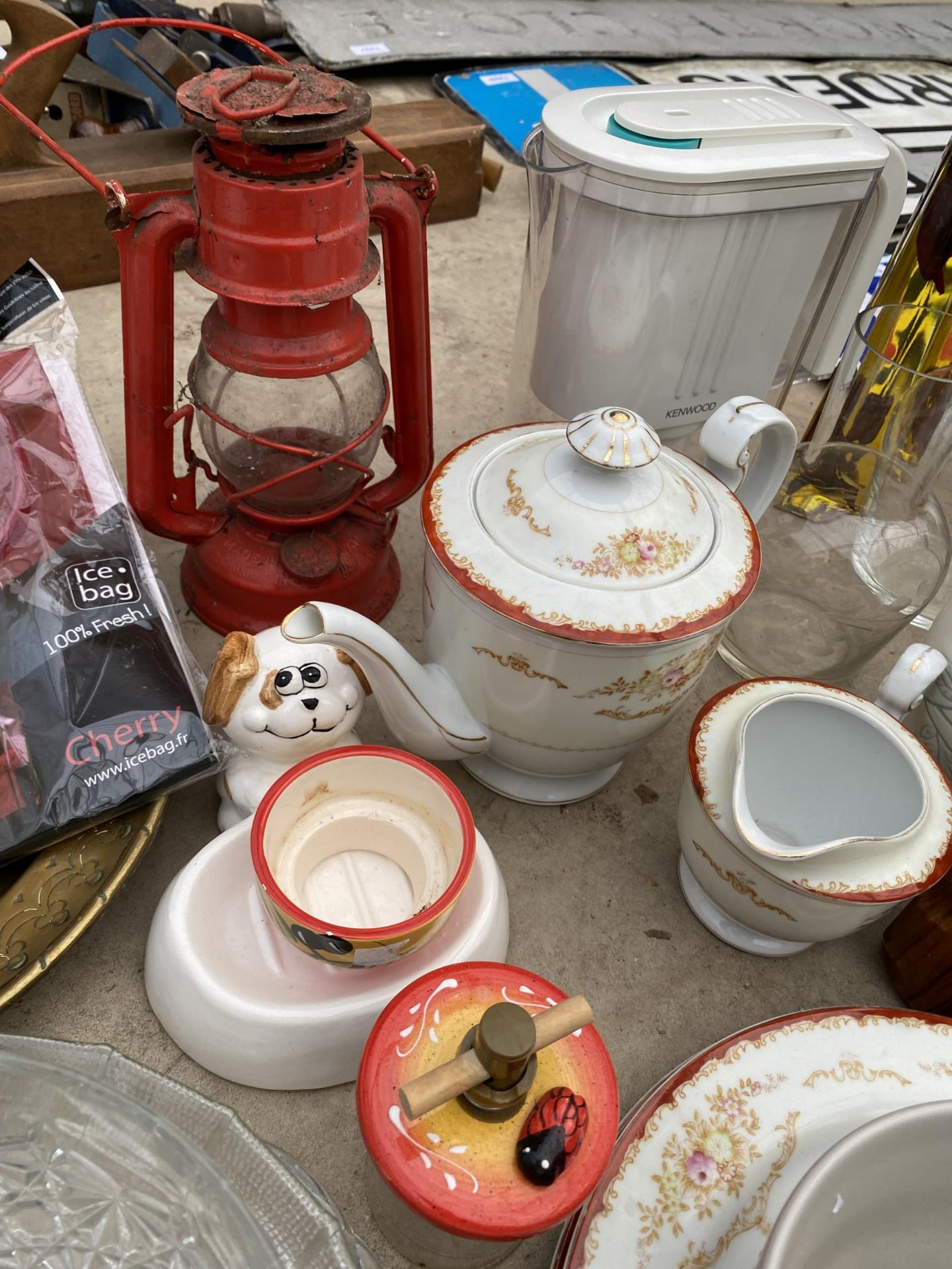 A LARGE ASSORTMENT OF ITEMS TO INCLUDE CERAMIC CUPS, A PARAFIN LAMP AND THERMOS FLASKS ETC - Image 3 of 6