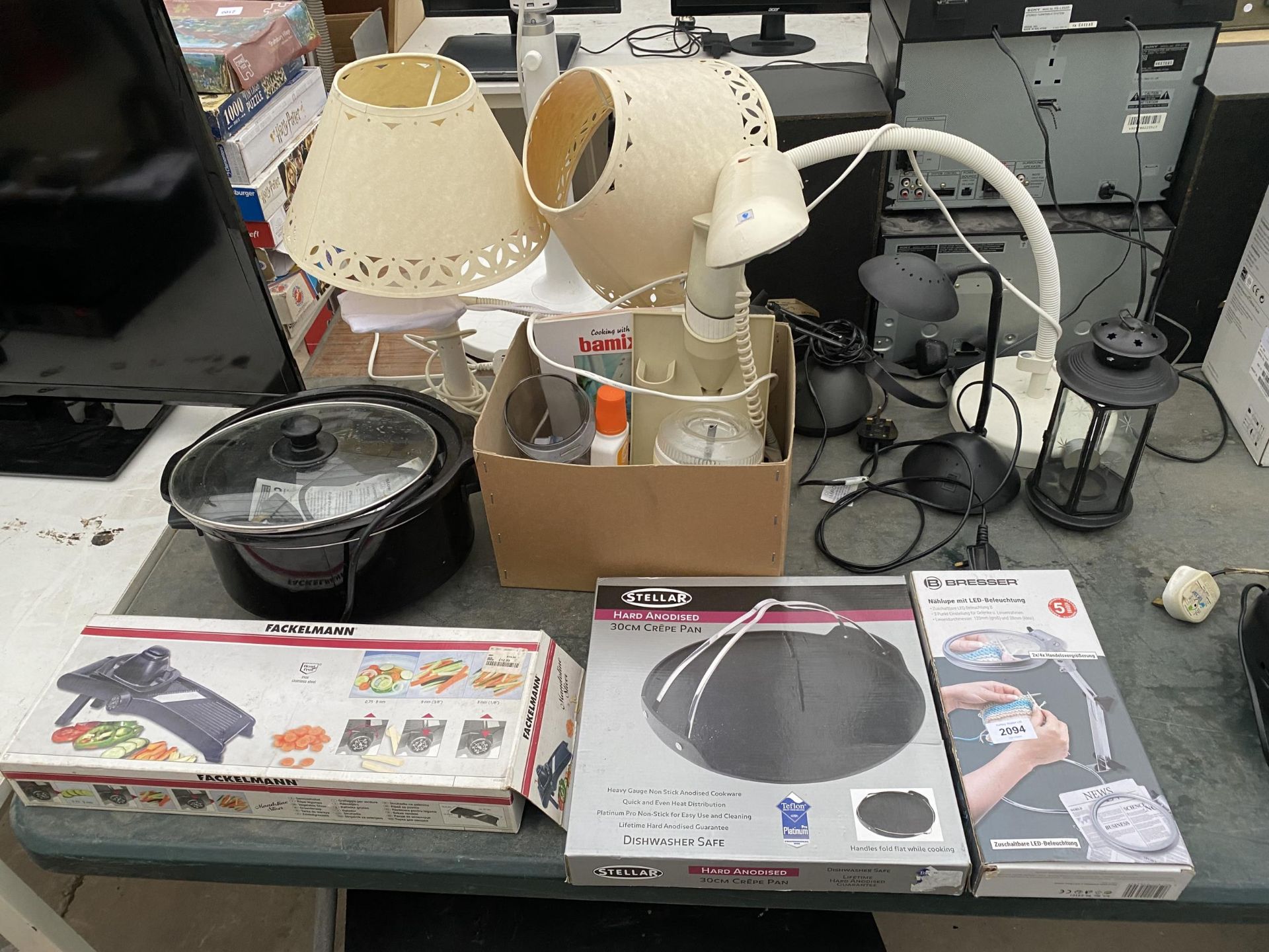 A LARGE ASSORTMENT OF ITEMS TO INCLUDE LAMPS, A MANDOLINE AND A SLOW COOKER ETC