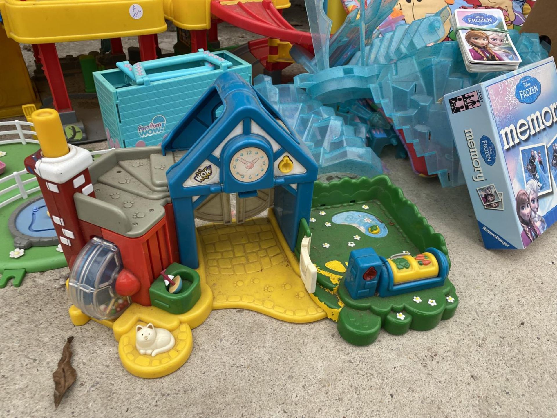 AN ASSORTMENT OF CHILDRENS TOYS TO INCLUDE A CHALK BOARD, A CAR GARAGE AND A PLAY MAT ETC - Image 4 of 7