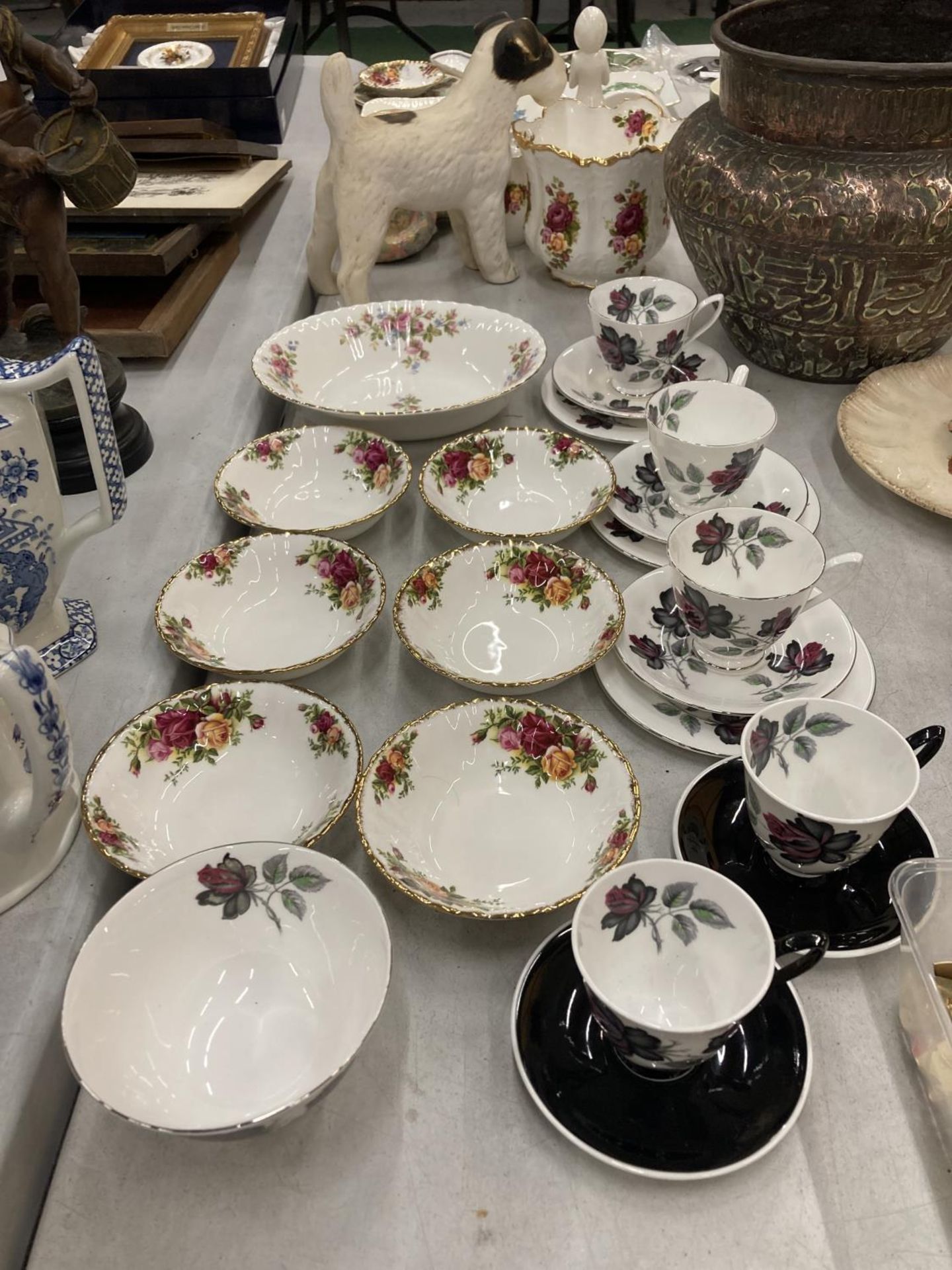 A QUANTITY OF ROYAL ALBERT CHINA TO INCLUDE 'MASQUERADE' CUPS AND SAUCERS, 'OLD COUNTRY ROSES' BOWLS