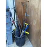 A LARGE ASSORTMENT OF GARDEN TOOLS TO INCLUDE SPADES, SHEARS AND HOES ETC