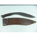 AN EARLY 20TH CENTURY MILITARY ISSUE KUKRI KNIFE AND SCABBARD, 32.5CM BLADE