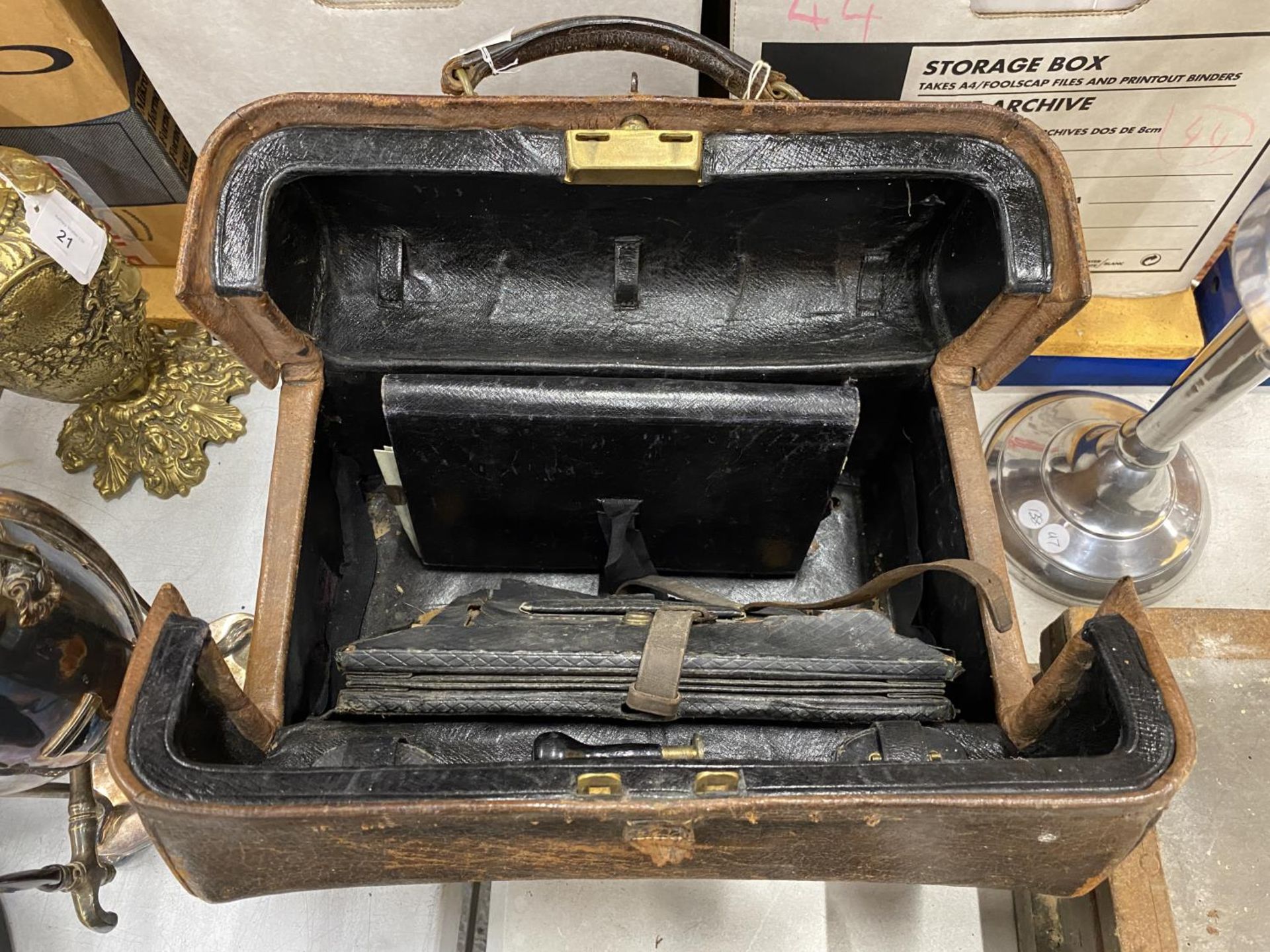 A VINTAGE 1930/1940'S LEATHER TRAVELLING CASE WITH INSET INK HOLDERS WITH BRASS HANDLES, WAX STAMP - Image 2 of 7