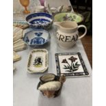 A QUANTITY OF CERAMICS TO INCLUDE A ROYAL DOULTON 'PORTHOS' TOBY JUG, A LUSTREWARE BOWL, BLUE AND