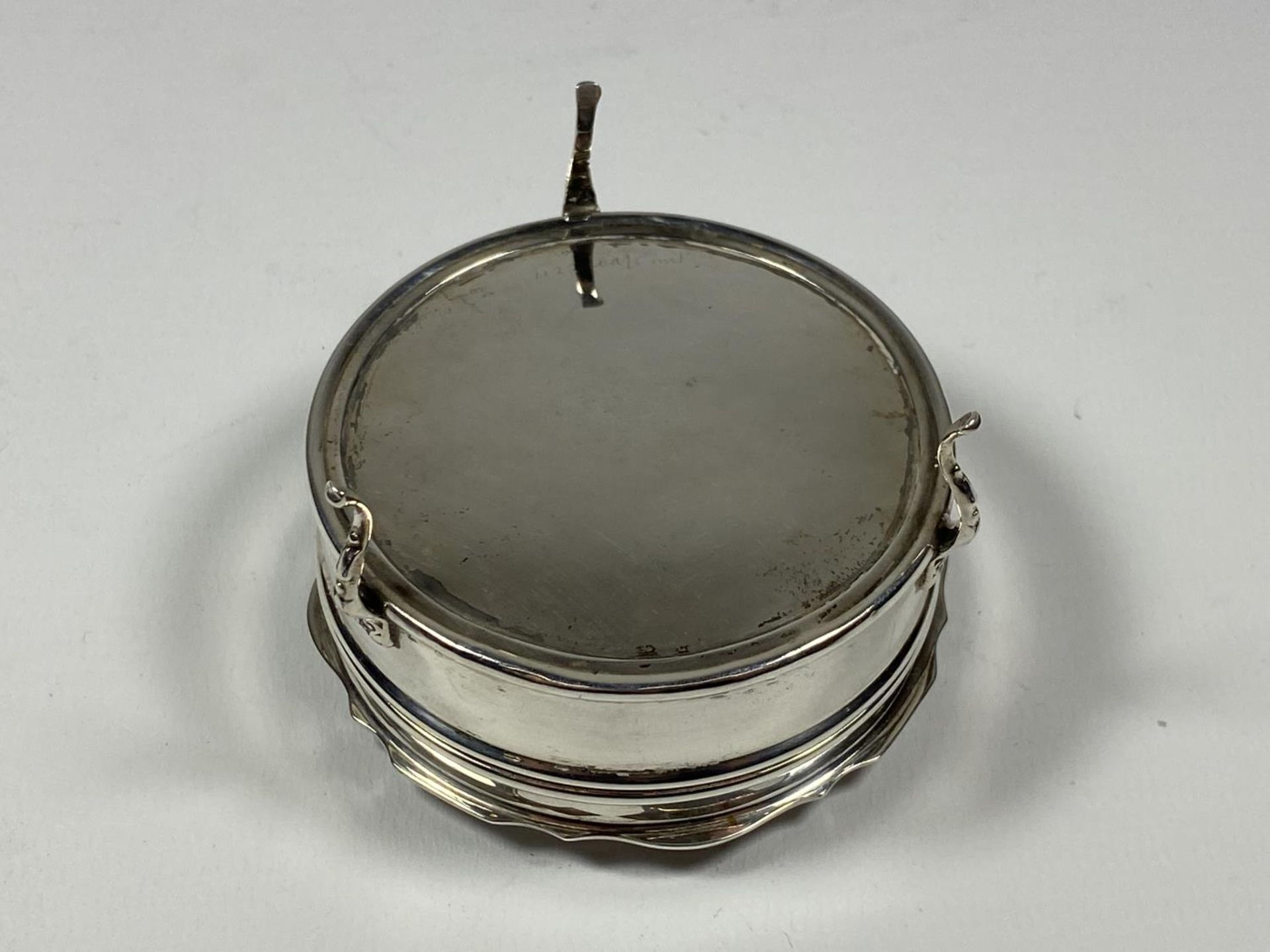 A HALLMARKED SILVER LIDDED TRINKET BOX, MARKS HEAVILY RUBBED, WEIGHT 46G - Image 4 of 4