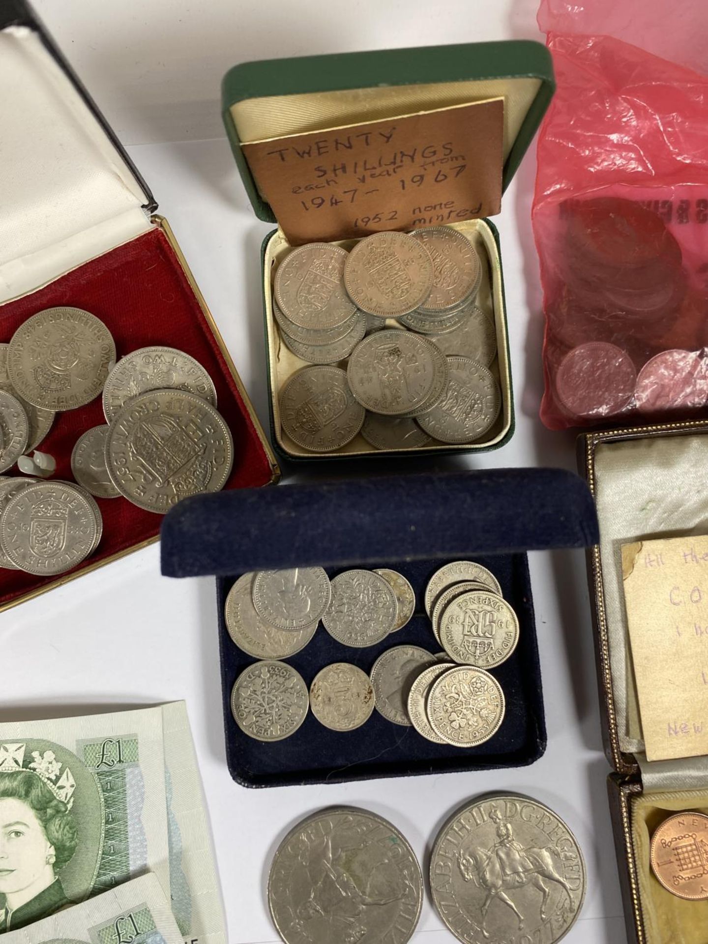 A MIXED LOT OF COINS TO INCLUDE SOME PRE 1947 SIX PENCES, MODERN CROWNS, COPPERS GEORGE V CROWN ETC - Bild 3 aus 6