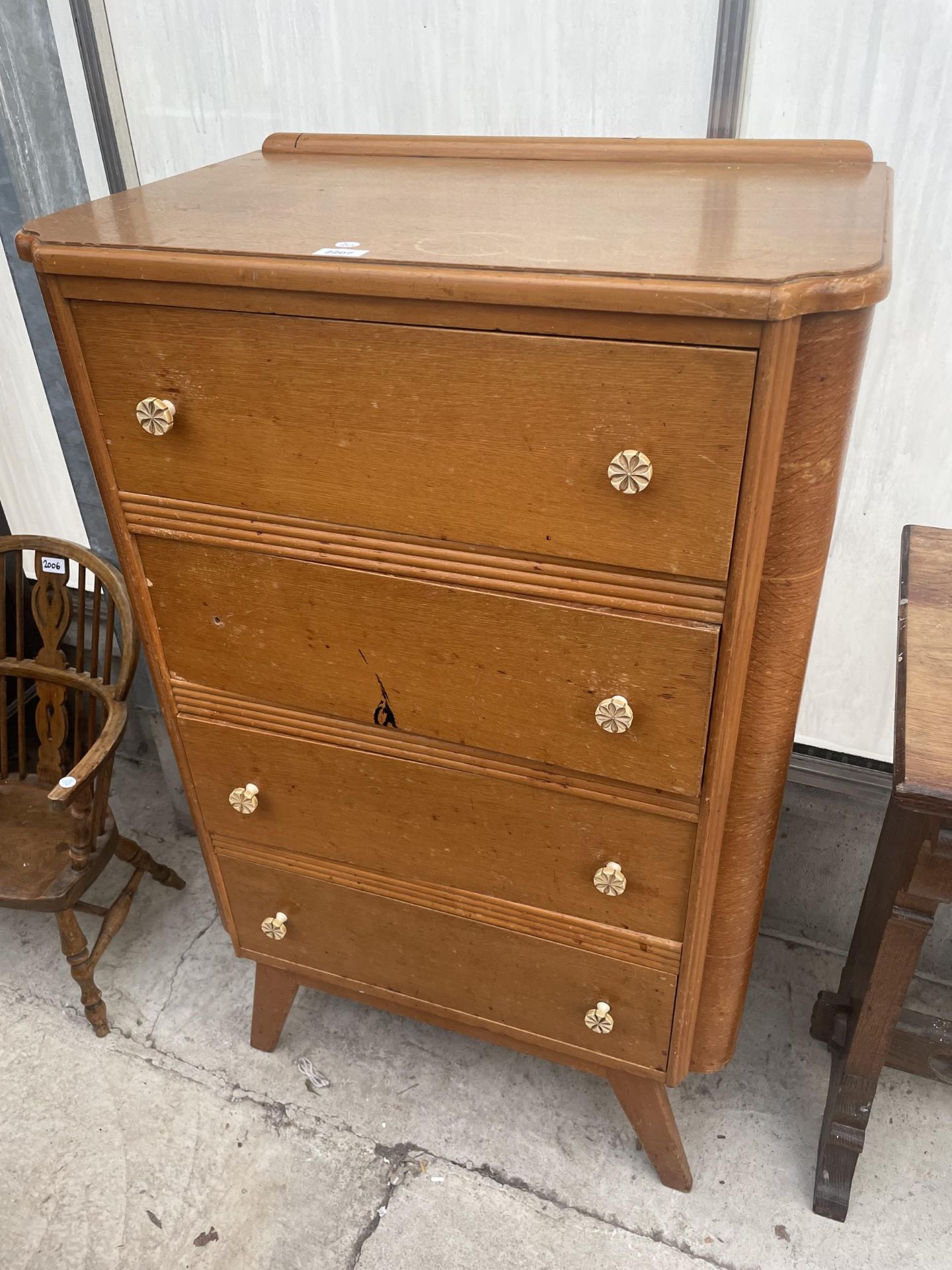 A MID 20TH CENTURY LIGHT OAK CHEST OF FOUR DRAWERS, 28" WIDE