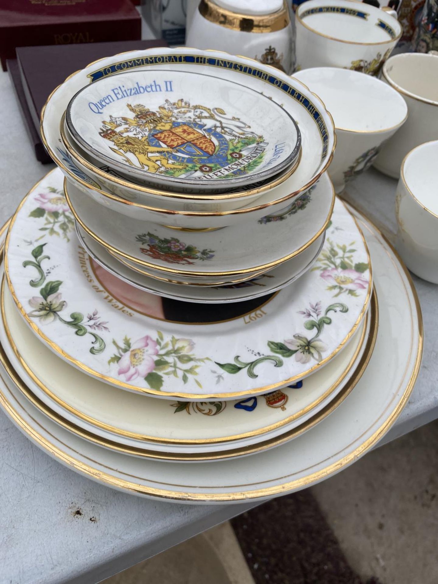 AN ASSORTMENT OF CERAMIC ITEMS TO INCLUDE COMMERATIVE PLATES AND CUPS ETC - Image 3 of 6