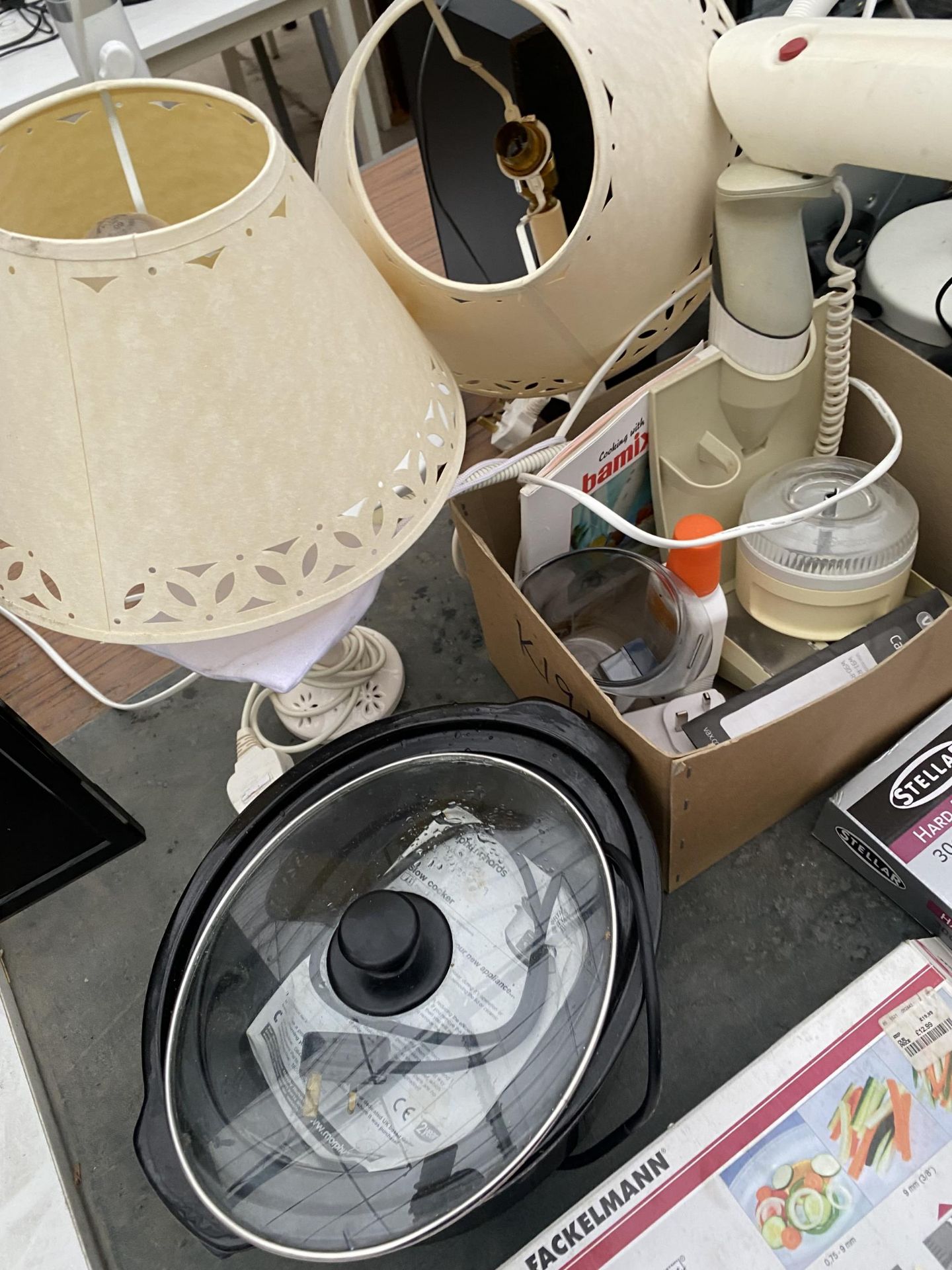 A LARGE ASSORTMENT OF ITEMS TO INCLUDE LAMPS, A MANDOLINE AND A SLOW COOKER ETC - Bild 3 aus 4