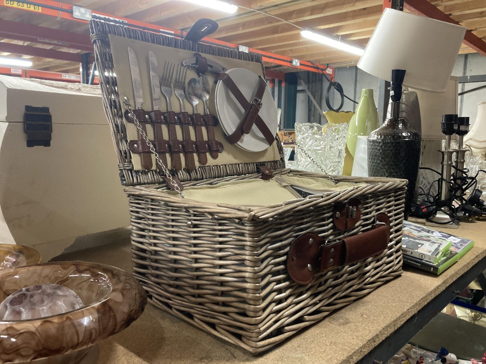 A WICKER PICNIC BASKET WITH ACCESSORIES - Image 3 of 3