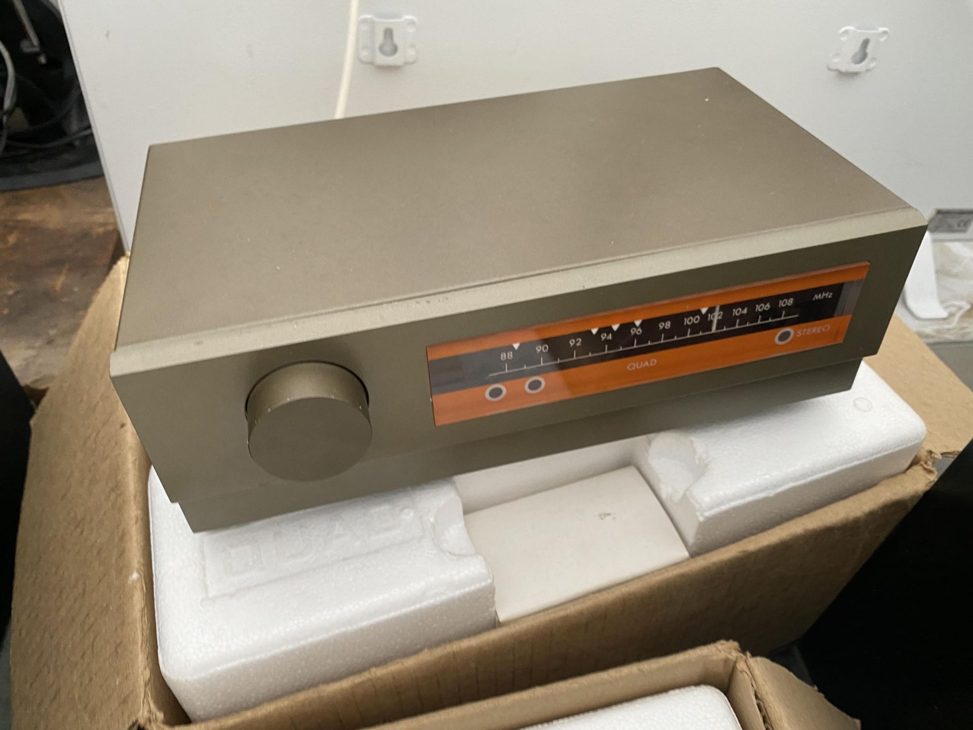 AN ASSORTMENT OF STEREO ITEMS TO INCLUDE A QUAD 303 AMPLIFIER, QUAD 33 TUNER AND A QUAD FM 3 TUNER - Image 4 of 5