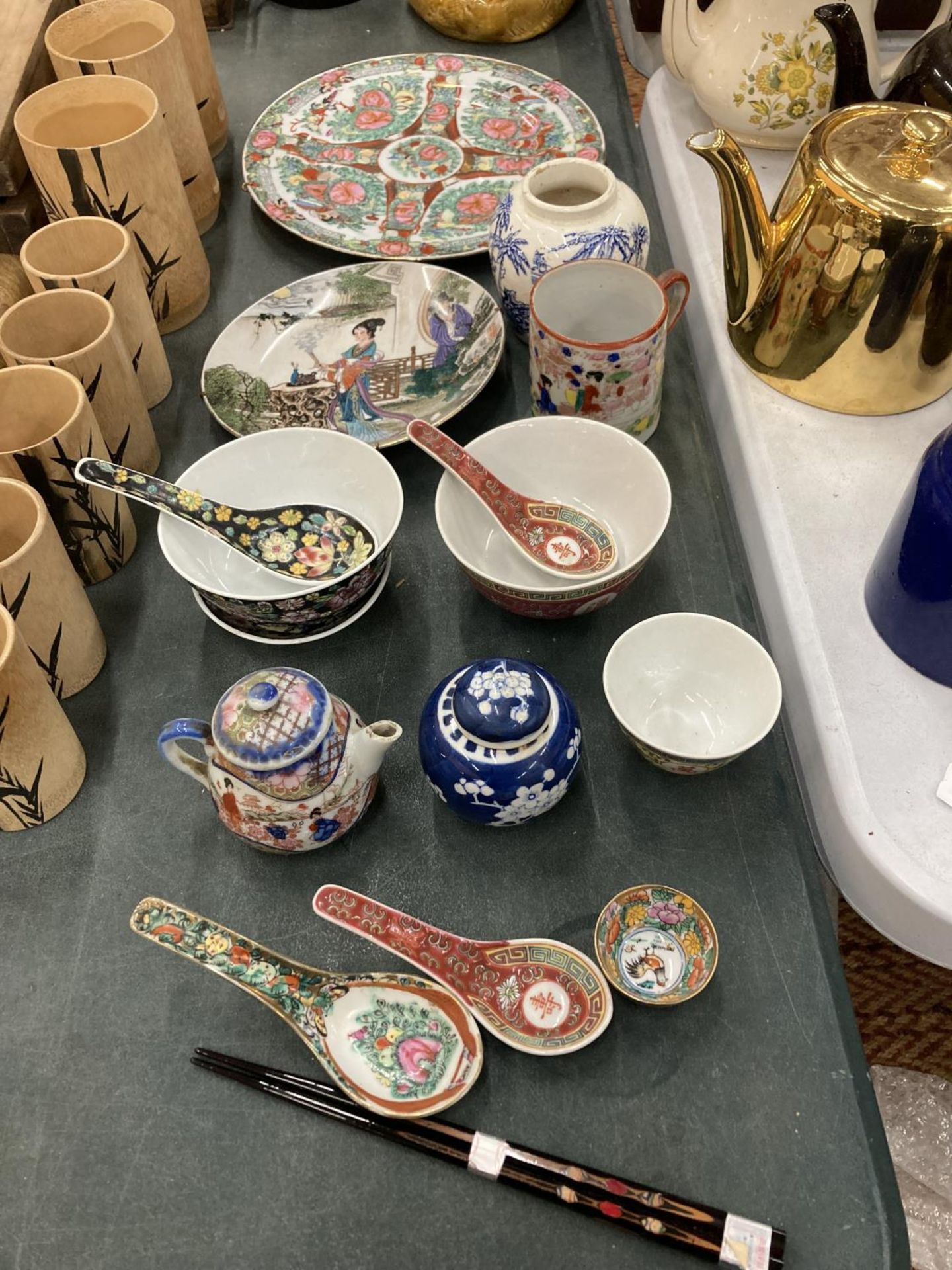 A QUANTITY OF ORIENTAL ITEMS TO INCLUDE BOWLS, SPOONS, PLATES, A MUG, ETC