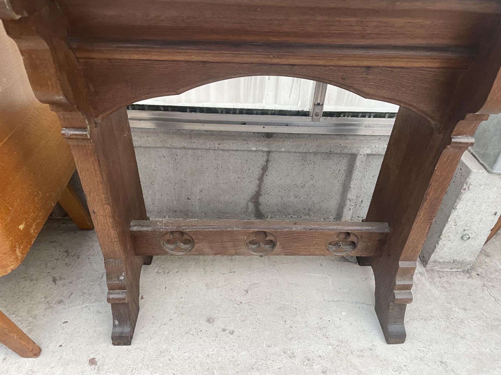 A VICTORIAN OAK ALTAR TABLE, 30X18" - Image 3 of 5