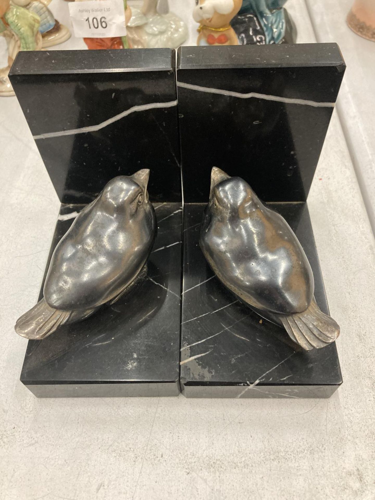 A PAIR OF ART DECO STYLE BOOK-ENDS, BIRDS ON A MARBLE BASE, HEIGHT 10CM - Image 2 of 2