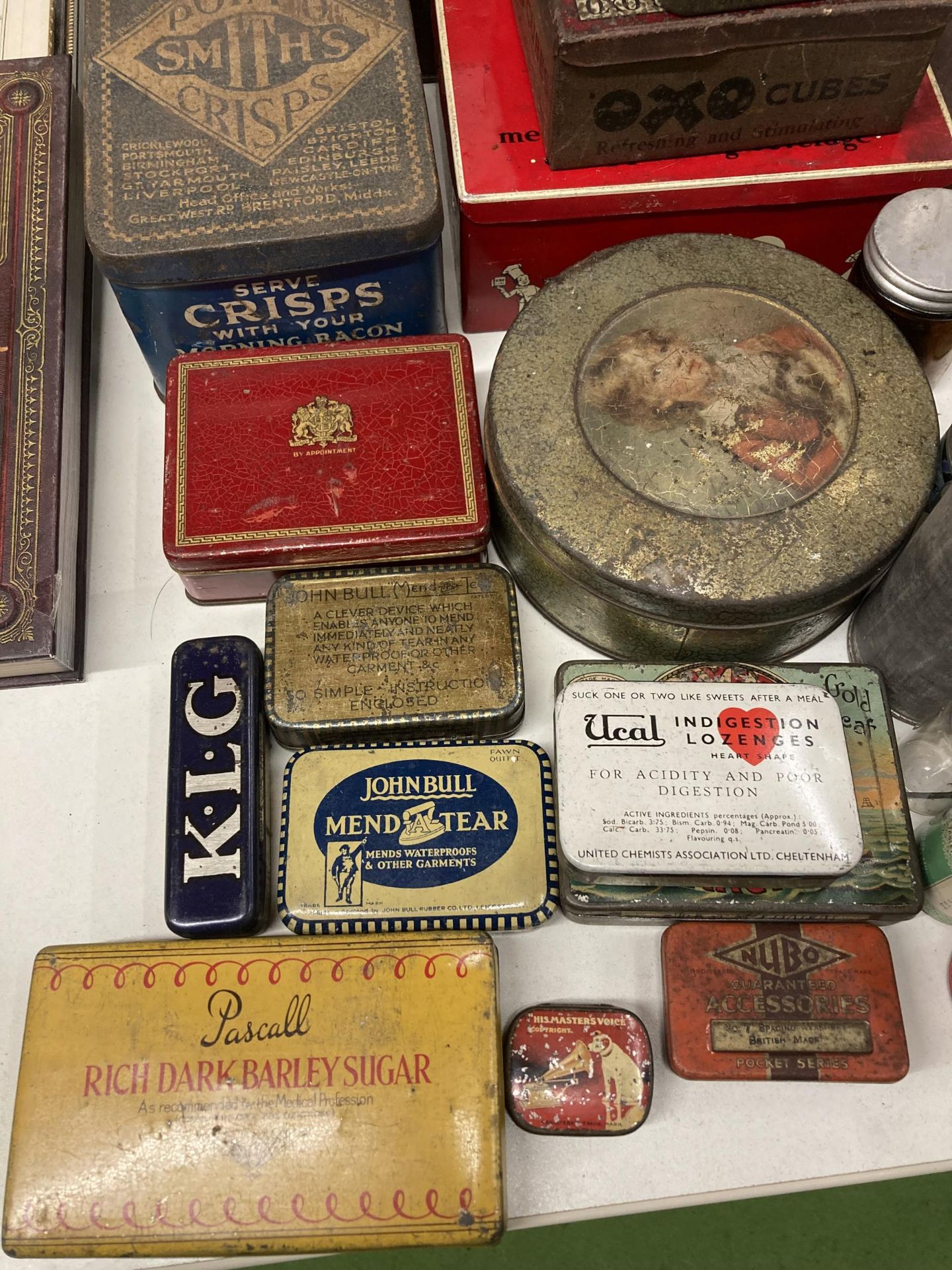 A LARGE QUANTITY OF VINTAGE TINS TO INCLUDE MEDICINAL, SMITH'S CRISPS, OXO, BISCUIT, ETC - Image 3 of 5