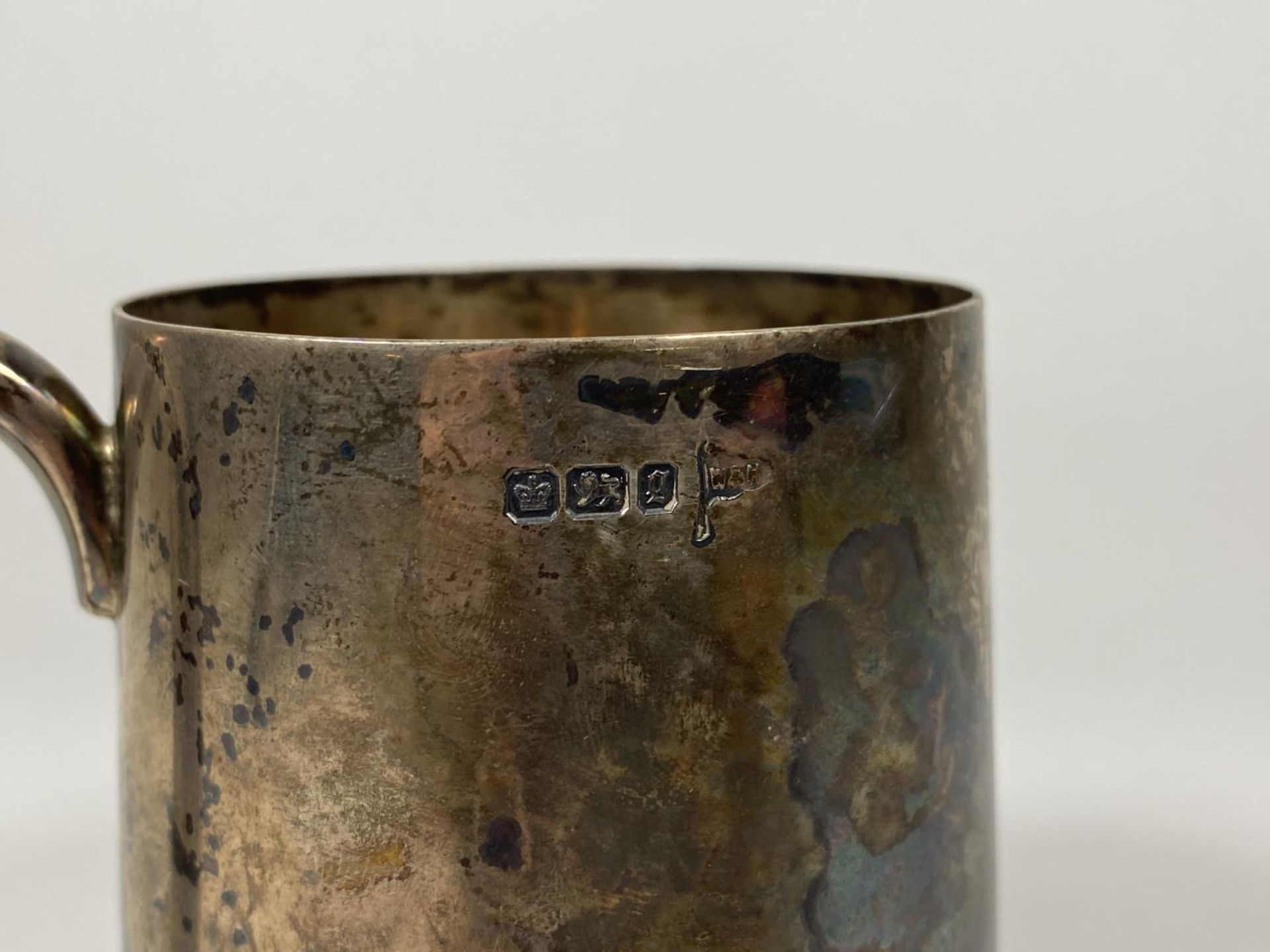 A VICTORIAN WALKER & HALL HALLMARKED SILVER BEAKER, MARKS FOR SHEFFIELD, 1899, WEIGHT 219G - Image 2 of 4