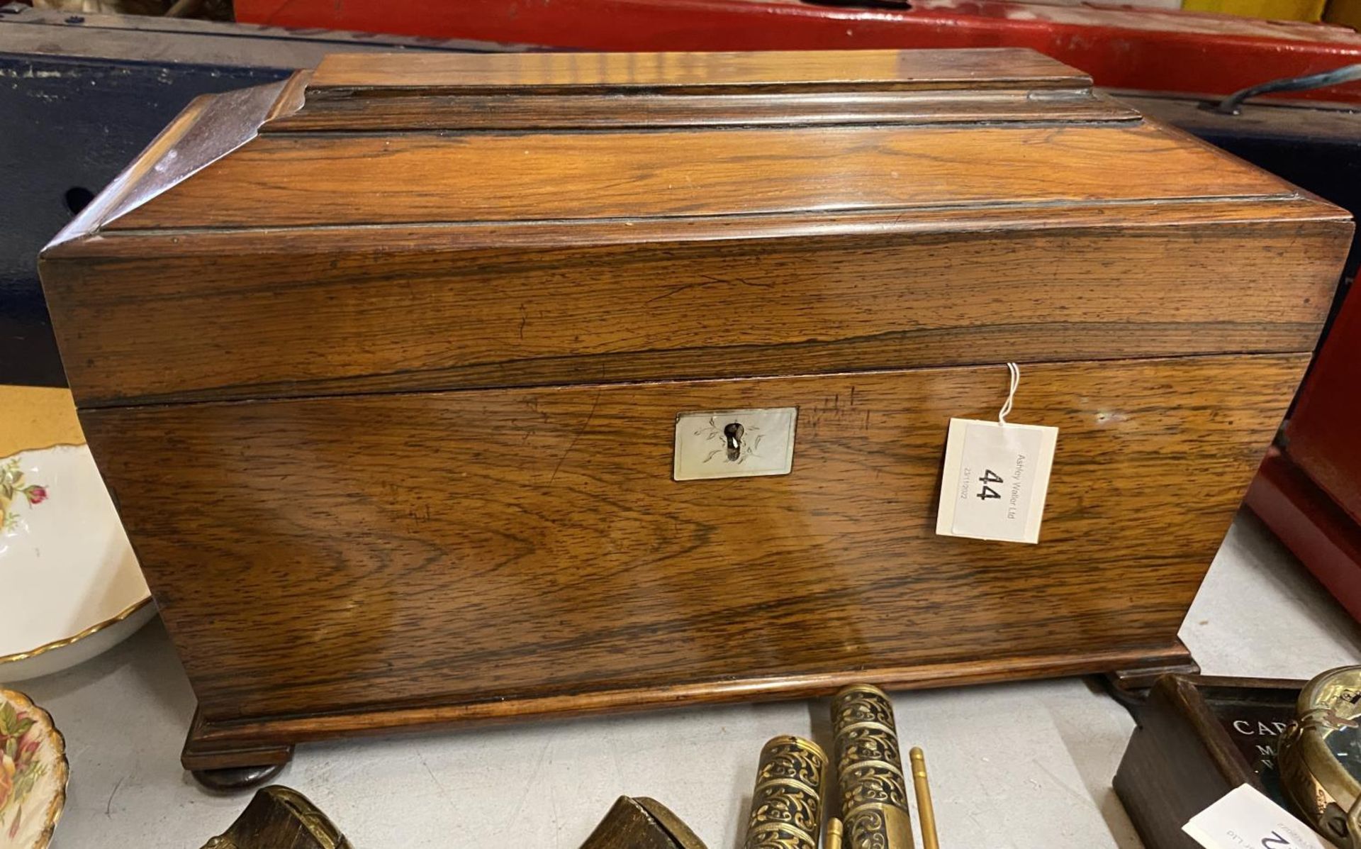 A 19TH CENTURY ROSEWOOD SARCOPHAGUS SHAPED TEA CADDY WITH THREE INNER COMPARTMENTS, 22 X 35 X 17CM