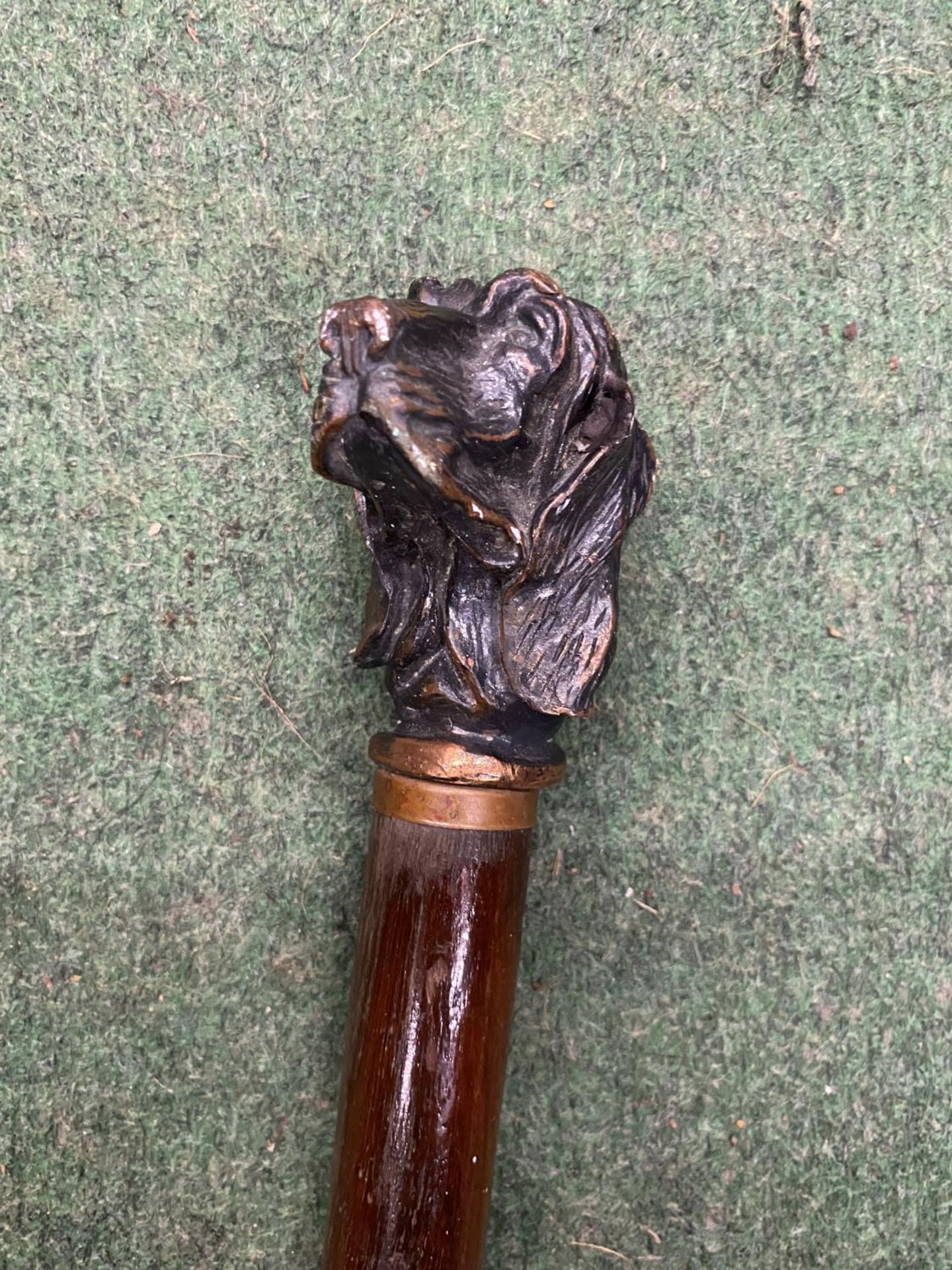 A VINTAGE WOODEN WALKING STICK WITH METAL DOG HEAD FINIAL