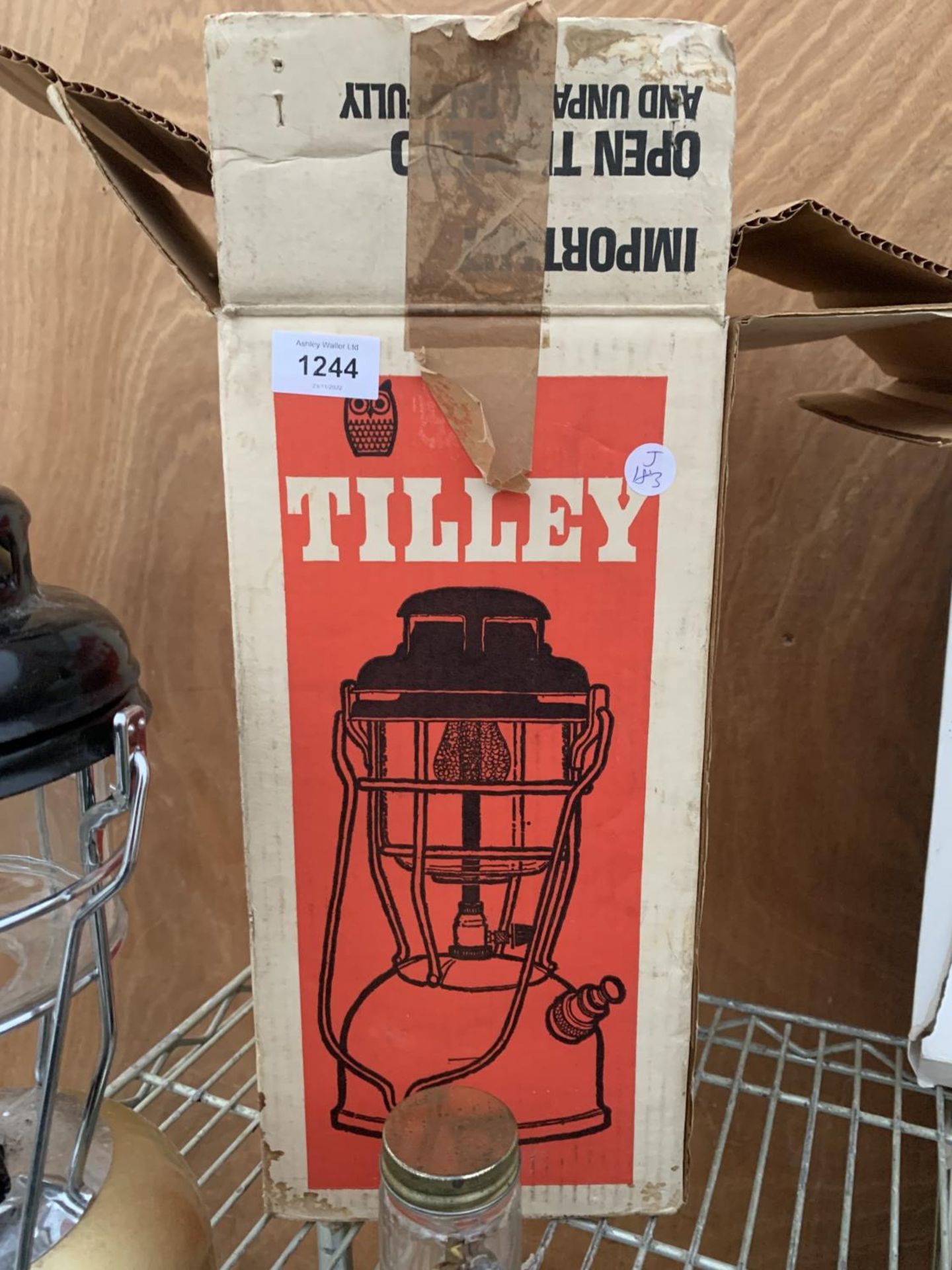 AN ASSORTMENT OF VINTAGE ITEMS TO INCLUDE A TILLEY LAMP COMPLETE WITH BOX, AND A PUMP ACTION OIL CAN - Image 3 of 4