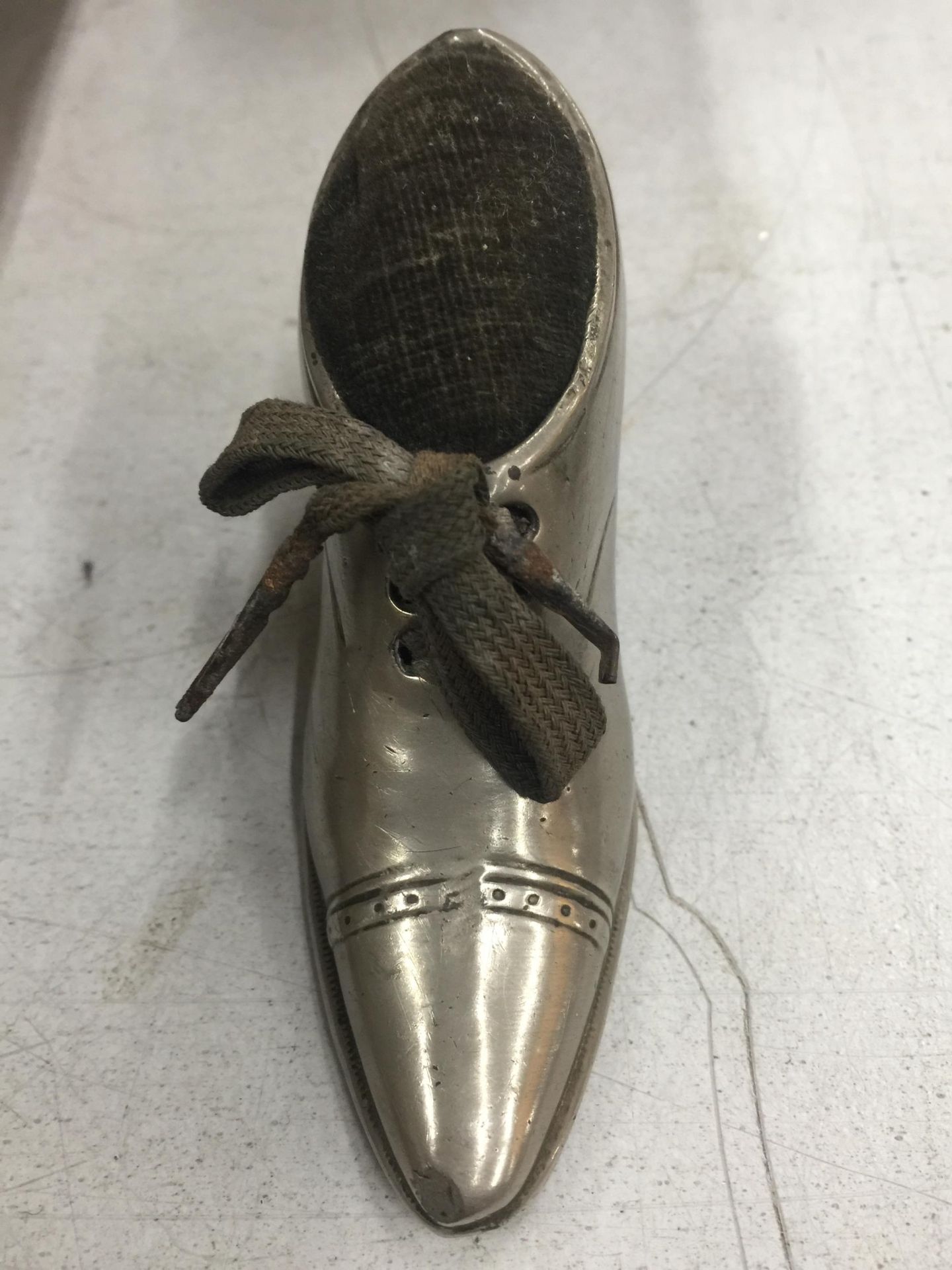 A WHITE METAL SHOE SHAPED PIN CUSHION - Image 2 of 3