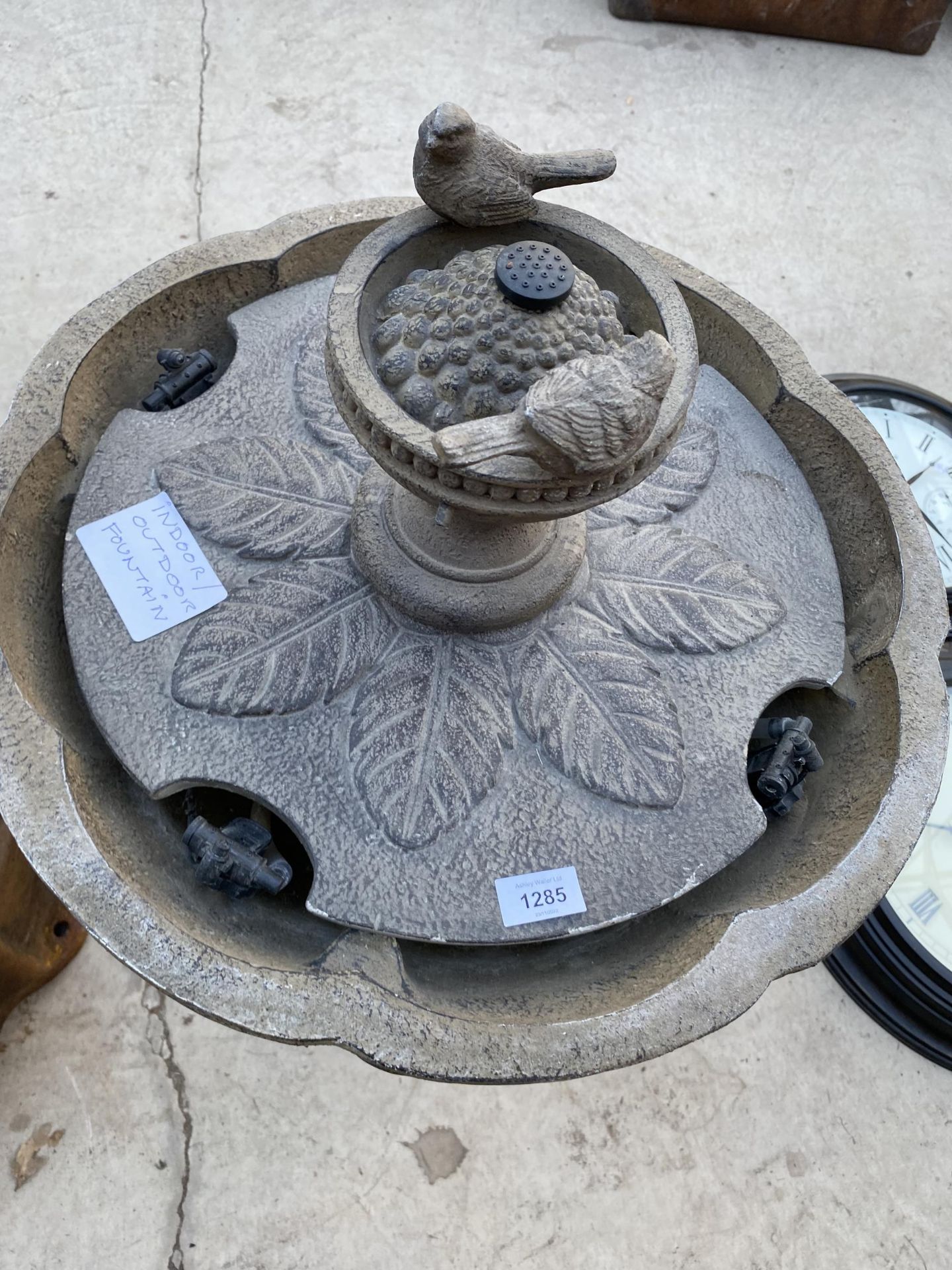 A PLASTIC INDOOR OR OUTDOOR WATER FOUNTAIN WITH SMALL BIRD DECORATION - Image 2 of 5