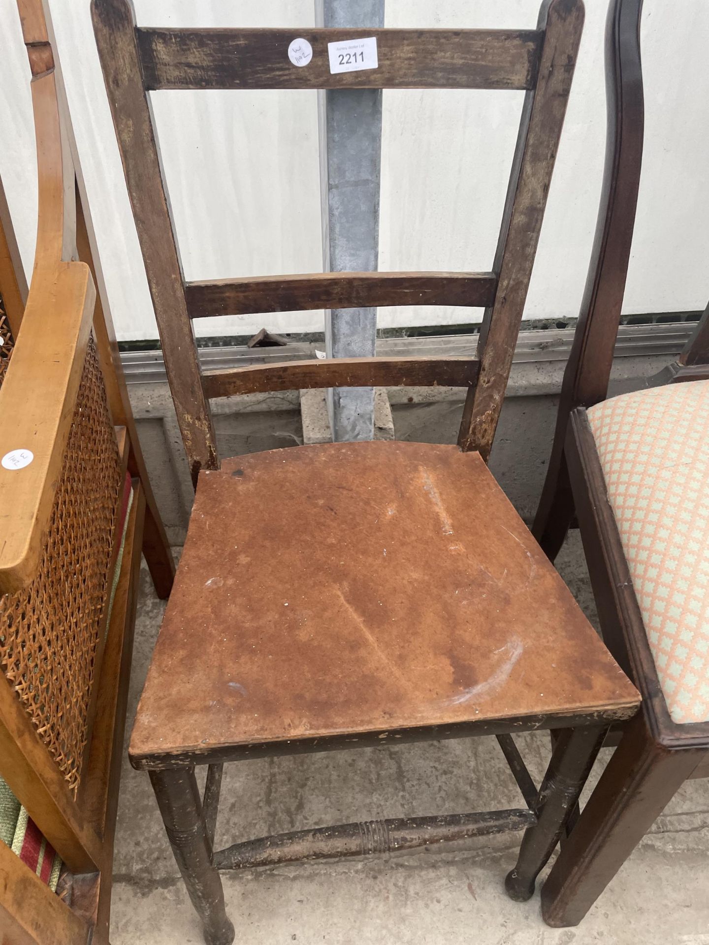 A GEORGE III MAHOGANY SPLAT BACK DINING CHAIR AND BEEECH DINING CHAIR - Image 2 of 3