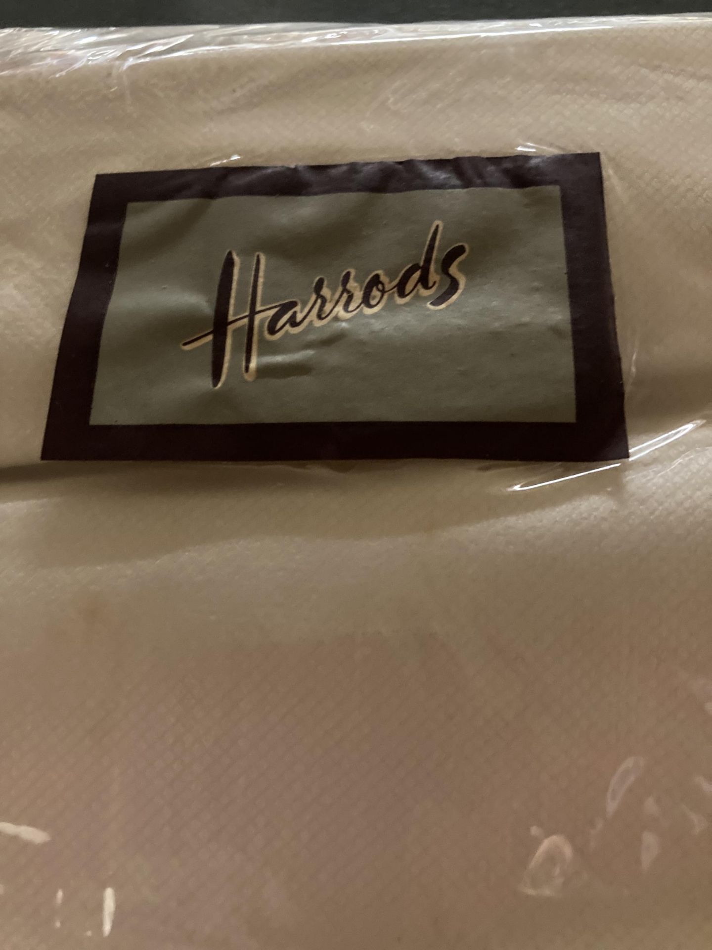 A HARROD'S IRISH LINEN MONOGRAMMED SHEET PLUS A QUANTITY OF VINTAGE FINE LACE AND LINEN NAPKINS - Image 2 of 4