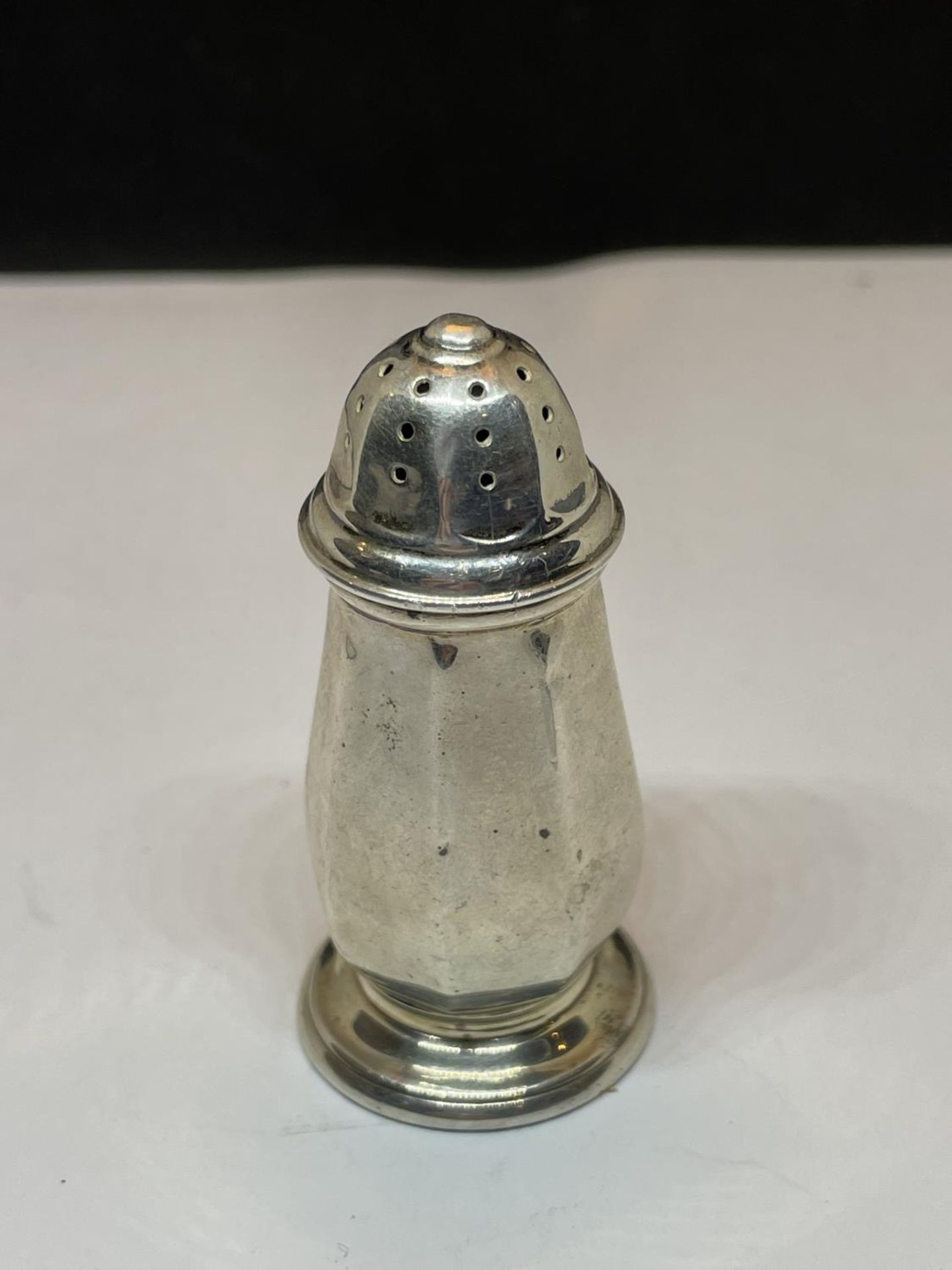 A HALLMARRKED BIRMINGHAM SILVER PEPPER POT - Image 2 of 3