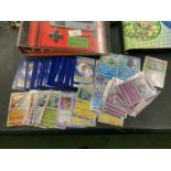 A MIXED LOT OF JAPANESE POKEMON CARDS TO INCLUDE A QUANTITY OF HOLO CARDS