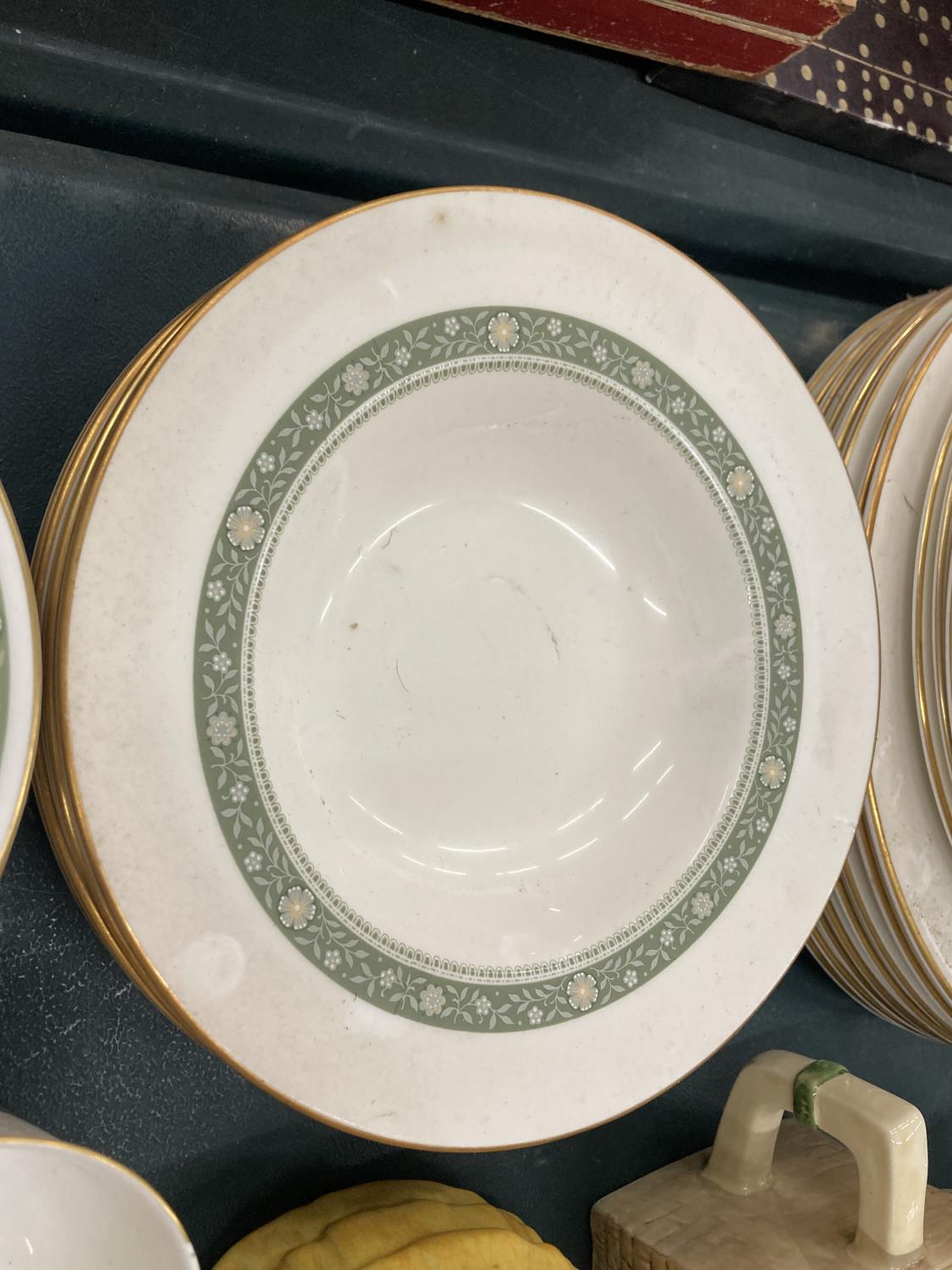 A ROYAL DOULTON 'RONDELAY' PART DINNER SERVICE TO INCLUDE VARIOUS SIZED PLATES, BOWLS, CUPS AND - Image 4 of 5