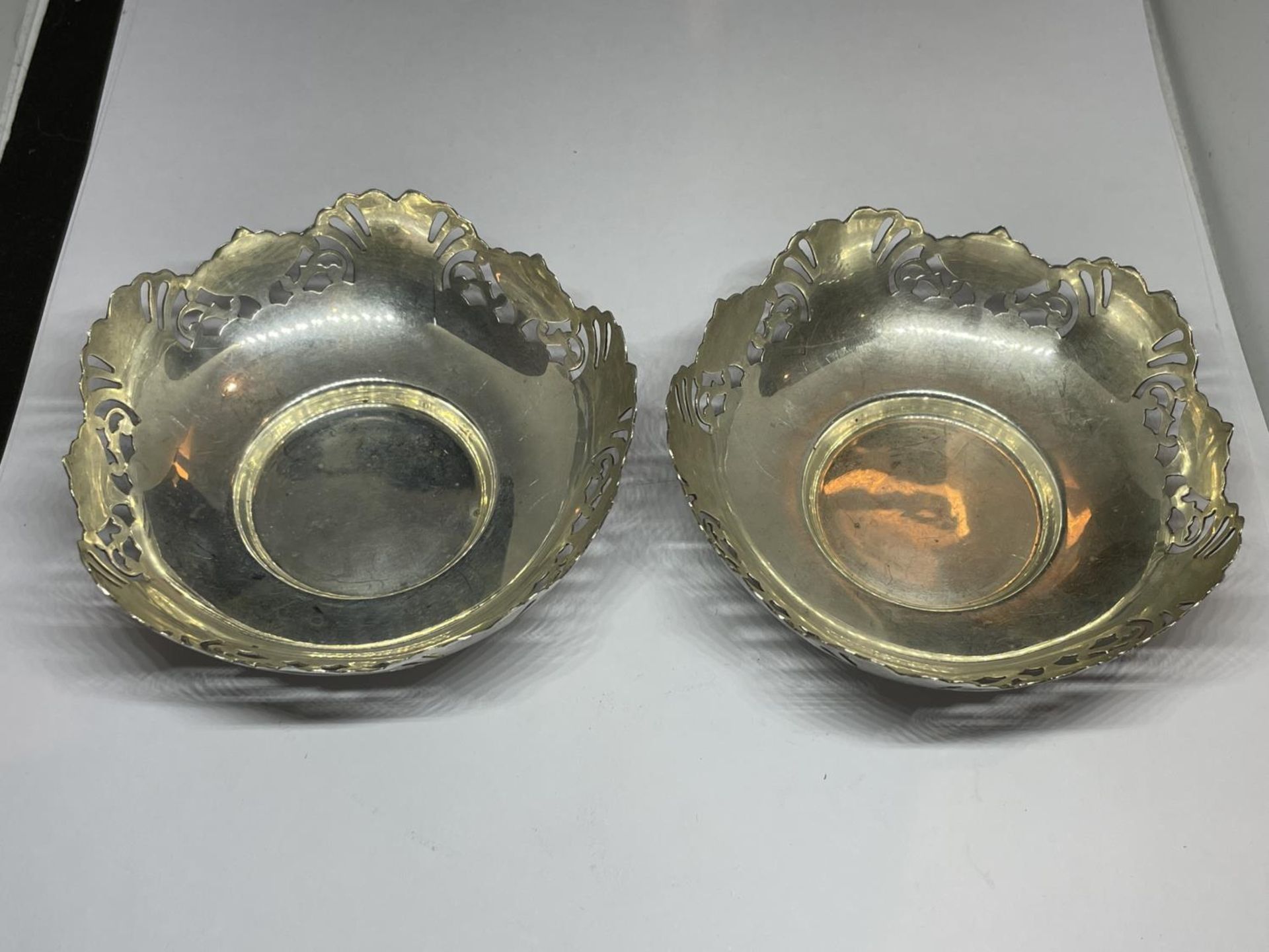 A PAIR OF HALLMARKED BIRMINGHAM SILVER DECORATIVE PIERCED DISHES - Image 2 of 3