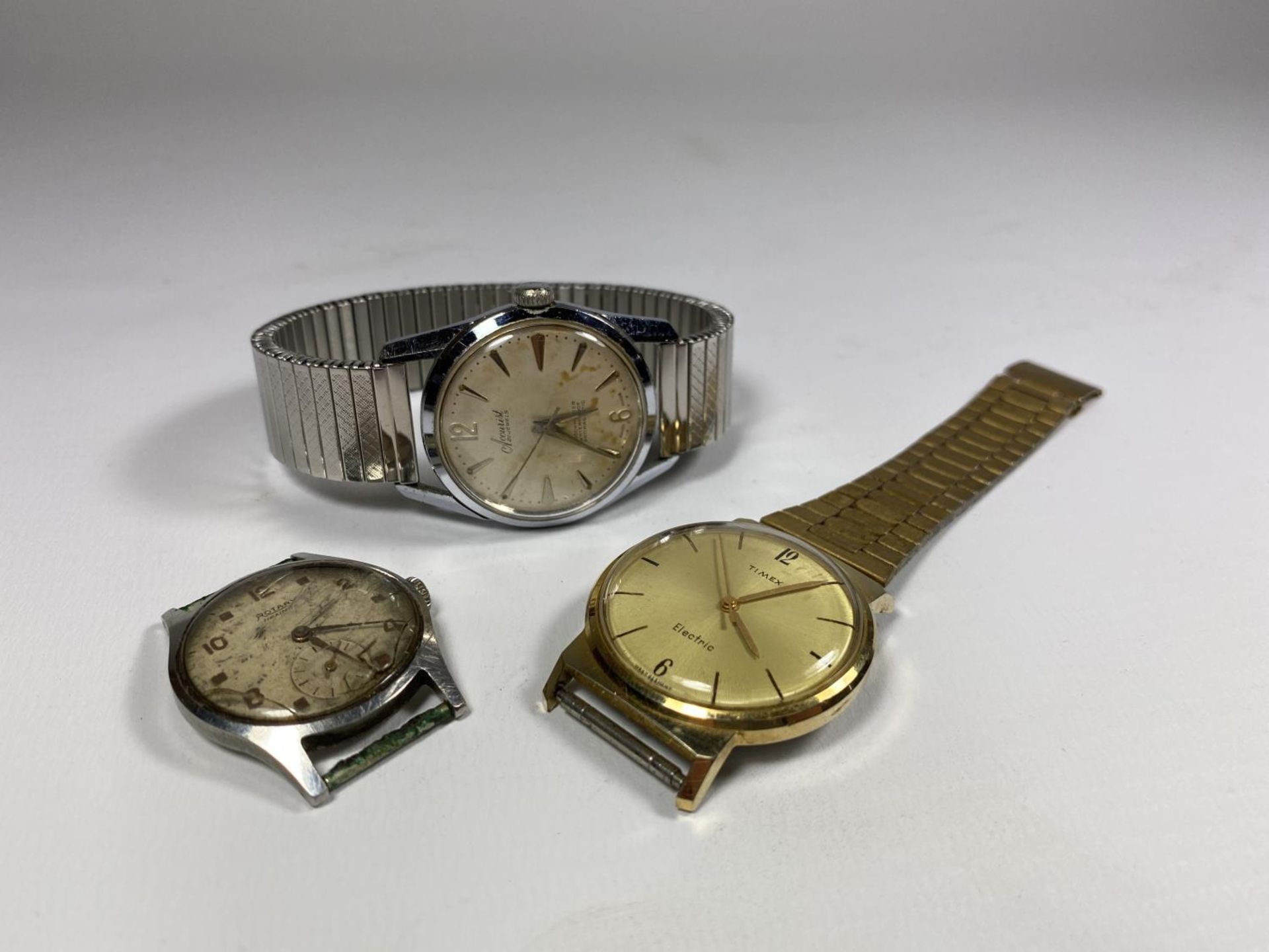 A GROUP OF THREE 1960/1970'S GENTS WATCHES, 'TIMEX', 'ACCURIST' & 'ROTARY'
