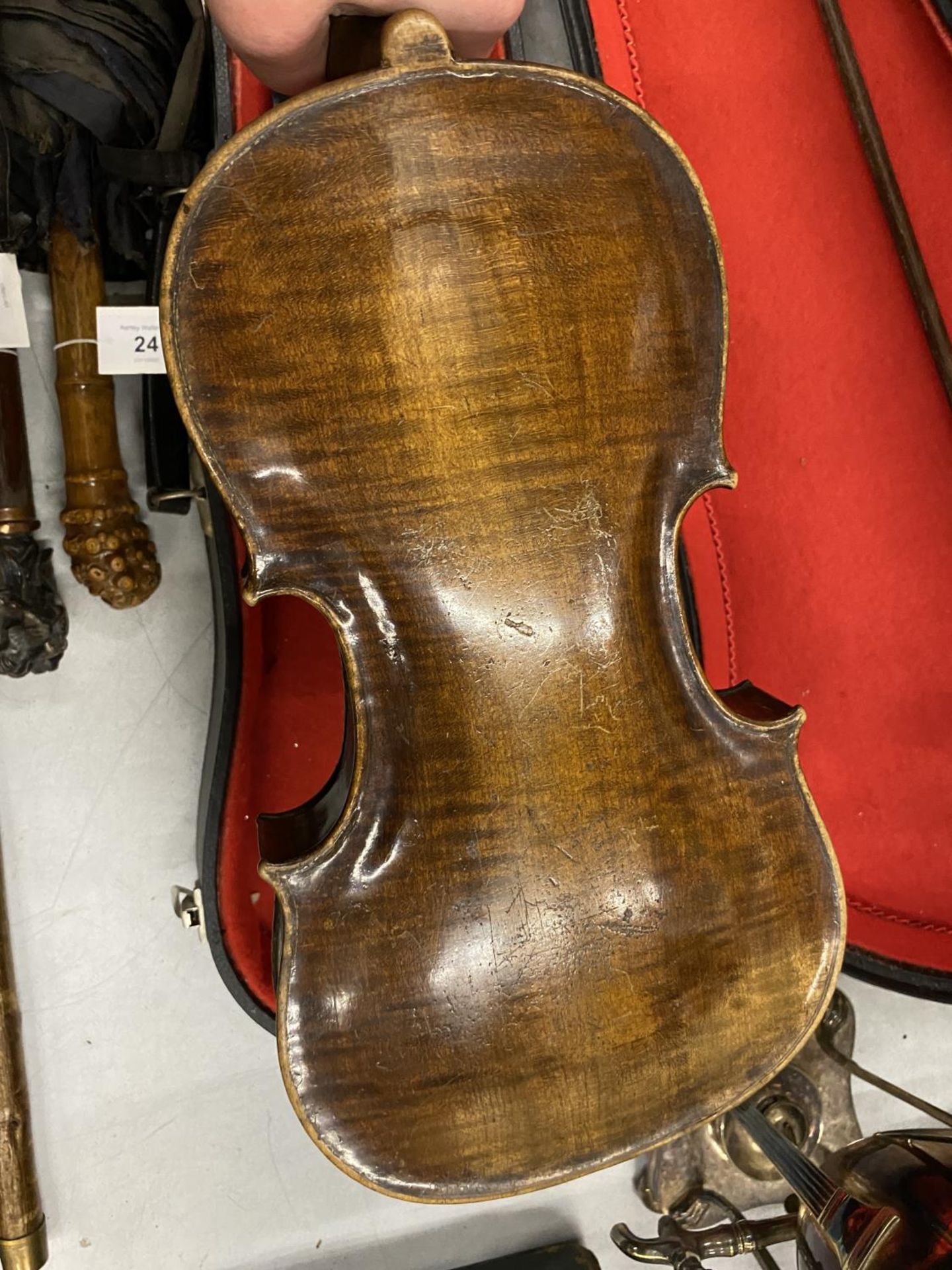 A 19TH CENTURY CASED VIOLIN WITH PAPER LABEL TO INTERIOR - 'JOANNES GEORGIUS' (DATE DIFFICULT TO - Image 5 of 10