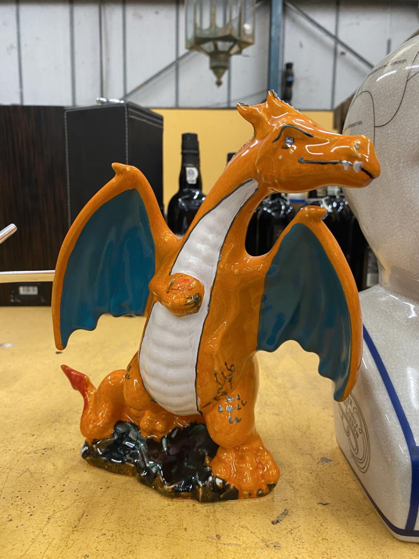 AN ANITA HARRIS POTTERY LIMITED EDITION MODEL OF A CHARIZARD DRAGON, NUMBERED 5/5