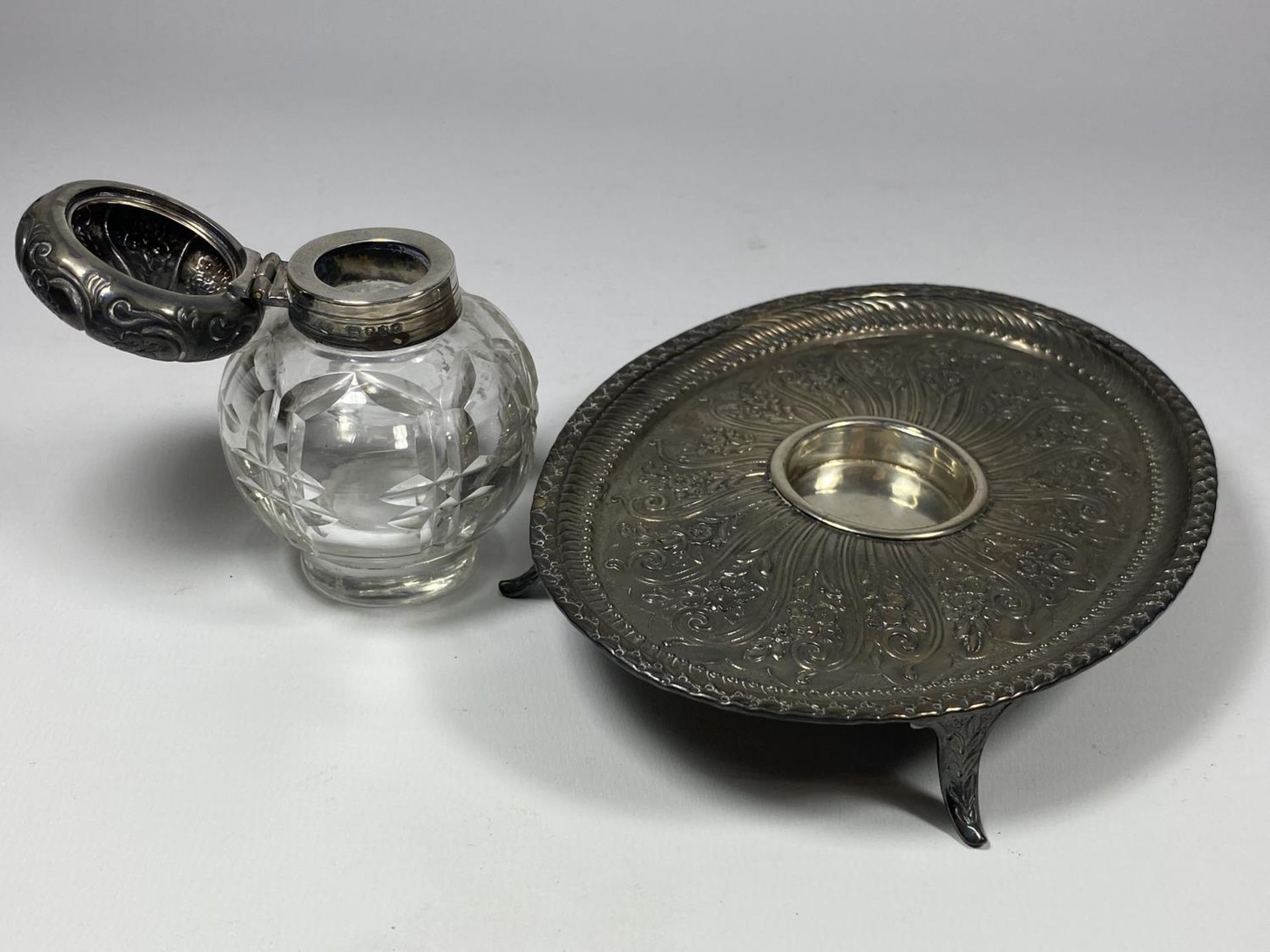 A SILVER PLATED DESK STAND WITH VICTORIAN HALLMARKED SILVER LIDDED INK BOTTLE - Image 3 of 9