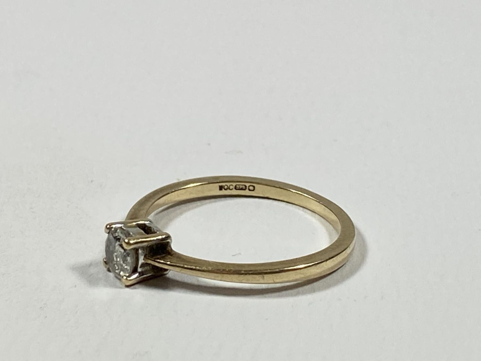 A 9CT YELLOW GOLD .33 CARAT DIAMOND SINGLE STONE RING - Bild 2 aus 3