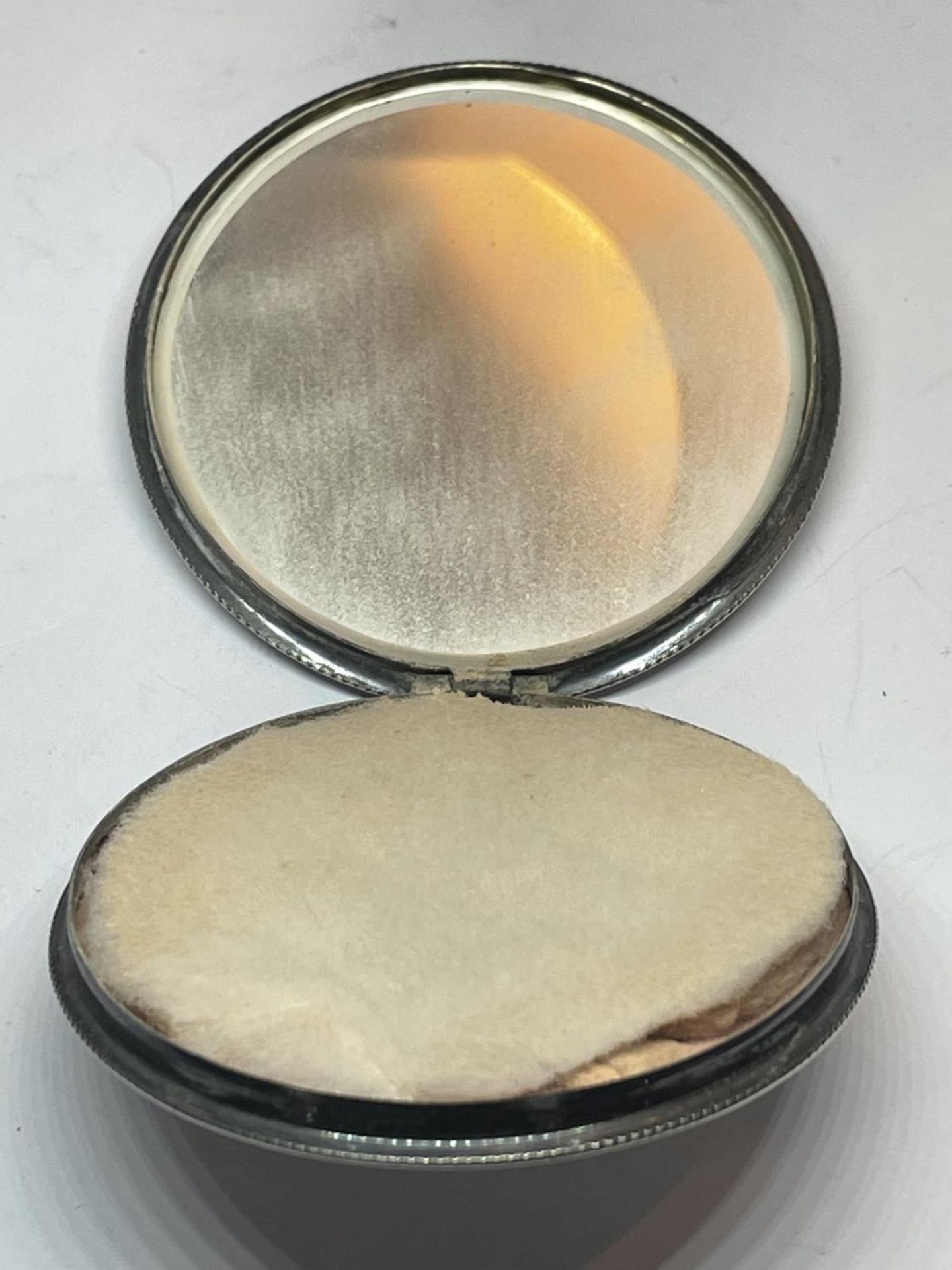 A MARKED SILVER COMPACT - Image 3 of 3