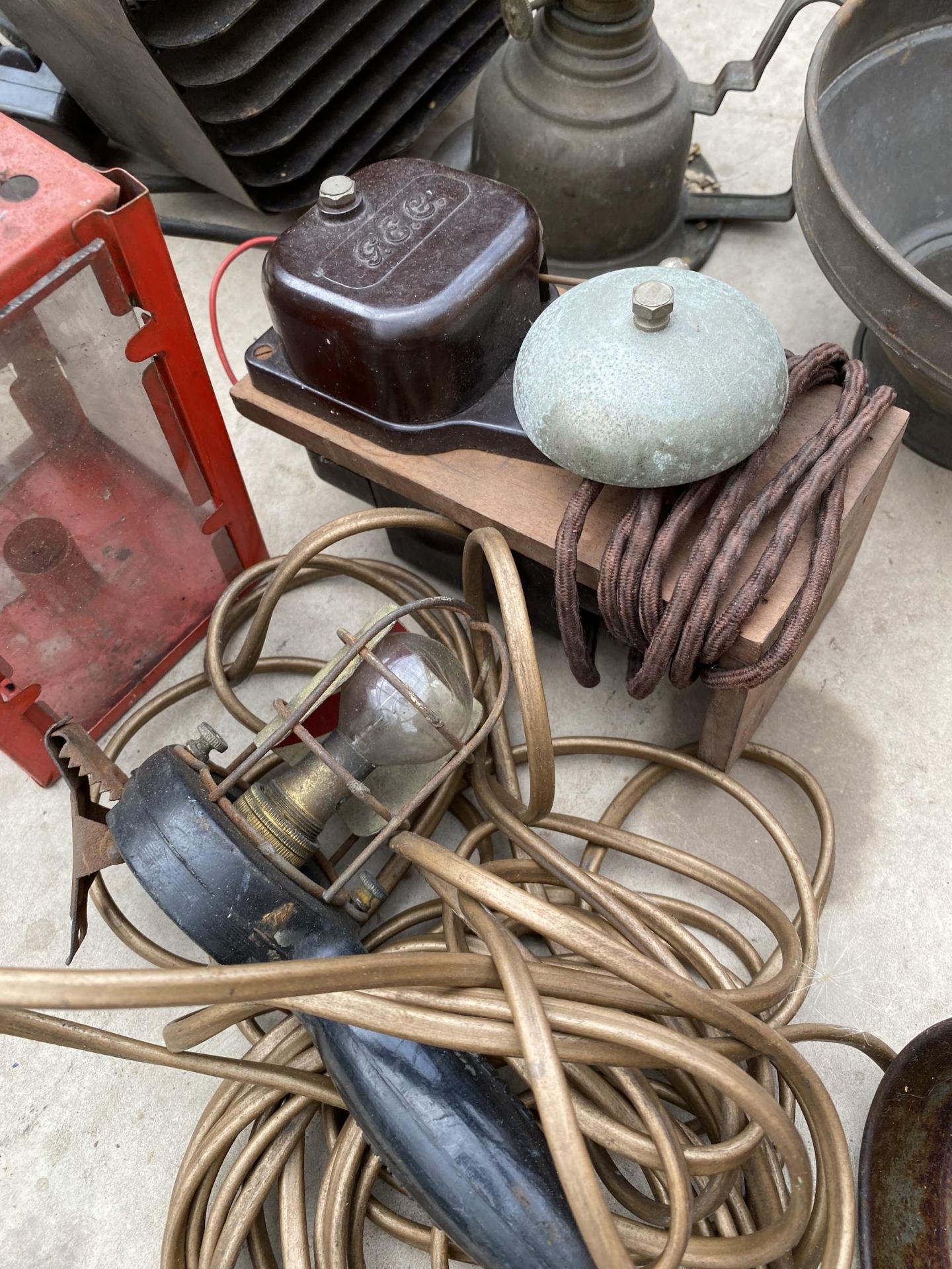 A COLLECTION OF VINTAGE ITEMS TO INCLUDE A VINTAGE WALL HEATER, BELL, OIL CAN ETC - Image 3 of 4