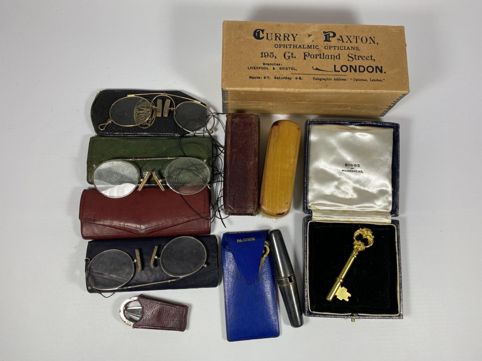 A MIXED GROUP OF VINTAGE ITEMS TO INCLUDE CASED SPECTACLES, GILT KEY IN CASE ETC