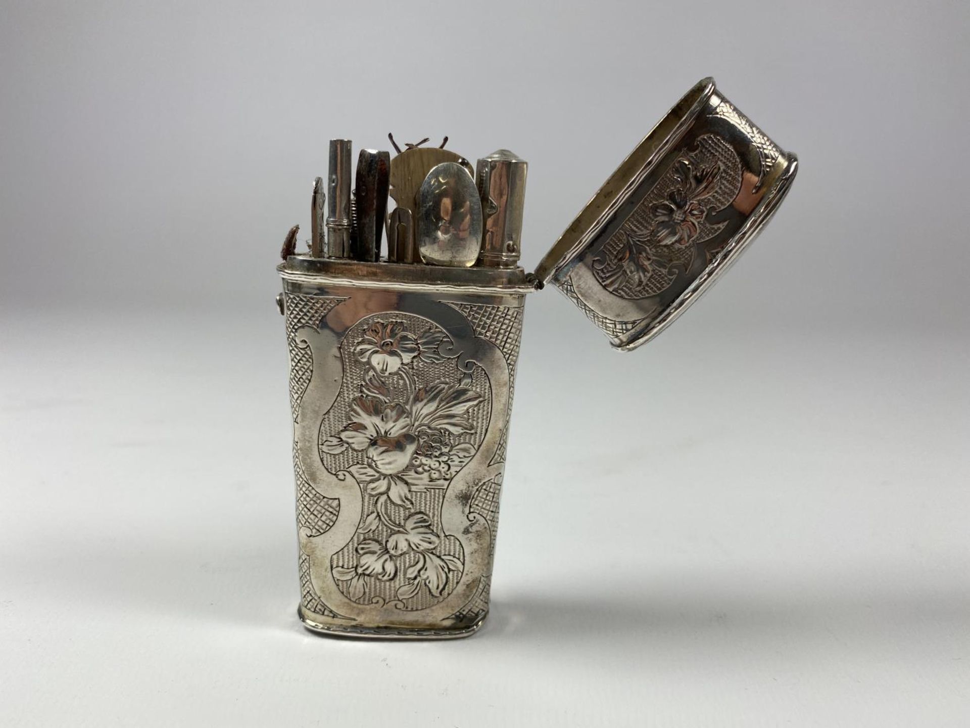 AN UNMARKED CONTINENTAL, BELIEVED SILVER' LADIES MANICURE SET AND CONTENTS - Image 4 of 6