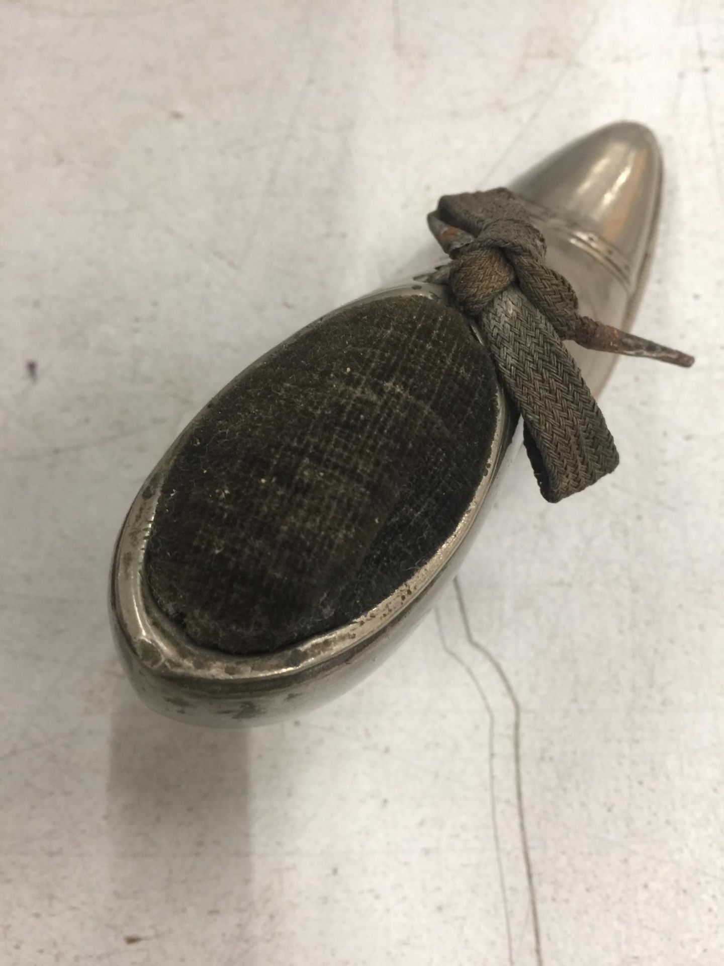 A WHITE METAL SHOE SHAPED PIN CUSHION - Image 3 of 3